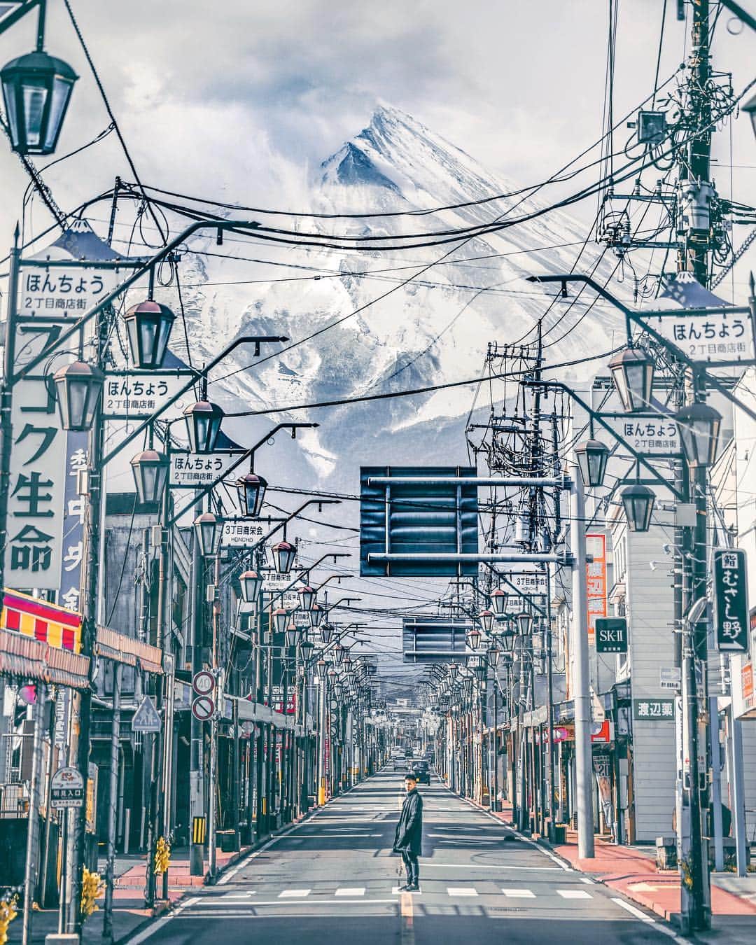 樂さんのインスタグラム写真 - (樂Instagram)「富士山大道🗻 #Japan #Fuji #富士山 今天來分享不同色調的富士山大道，這個顏色和上一個藍色系的，你們比較喜歡哪一種呢🤣  從日本回來幾天，開始想念日本的櫻花了😭🌸 #導航saruya民宿就可拍到 #看到富士山的頭其實需要一定的幸運度⋯」4月6日 20時14分 - ygt1016