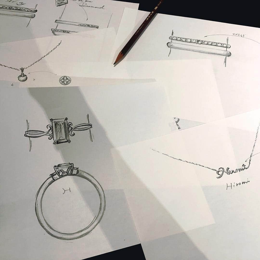 北澤 宏美さんのインスタグラム写真 - (北澤 宏美Instagram)「- オーダーメイドジュエリーが作れるということで お散歩しながらK.uno 自由が丘店へ立寄ってみました  店内はクラシックで品のある どこかホッとする居心地の良い空間 オーナーさんの趣味のドラムもあったり 壁にはステンドグラスも☺️ ・ ジュエリー店という 勝手に思い抱いていたイメージとは違い コンシェルジュさんやデザイナーさんもとても気さく 世間話もまじえ、楽しく会話しながら あれよあれよという間に 素敵なデザインがいくつも完成💜 わたしの好みを引き出し、具体化してくださいました😻 ・ その場でデザインしてくださるので ライブのように見ているだけでもわくわくするし 自分だけのジュエリーは かなりうれしくなるものですね🥰 ・ 自分で描いた文字やイラストも そのままジュエリーにできたり 自宅で眠っている今や身につけなくなったもの 指輪の石をネックレスやピヤスにしたりと 新しく生まれ変わることでさらに長く愛していけるというのは素敵なことと思います  可愛いベビージュエリーもあるみたいですよ お店に工房もあるのでお直しもすぐ DIY的な自分で作ることもできるそう 永久無料のアフターサービスもうれしい😆 ・ こんにちは〜って ふらり立ち寄りたくなるお店です なんだかとても温かでしあわせな気持ちになりました😌 ・ ・ ・ ・  @k.uno_official #PR #ケイウノ #オーダーメイド #ケイウノオーダーメイド #ジュエリー 💎💍」4月6日 20時21分 - romihy58