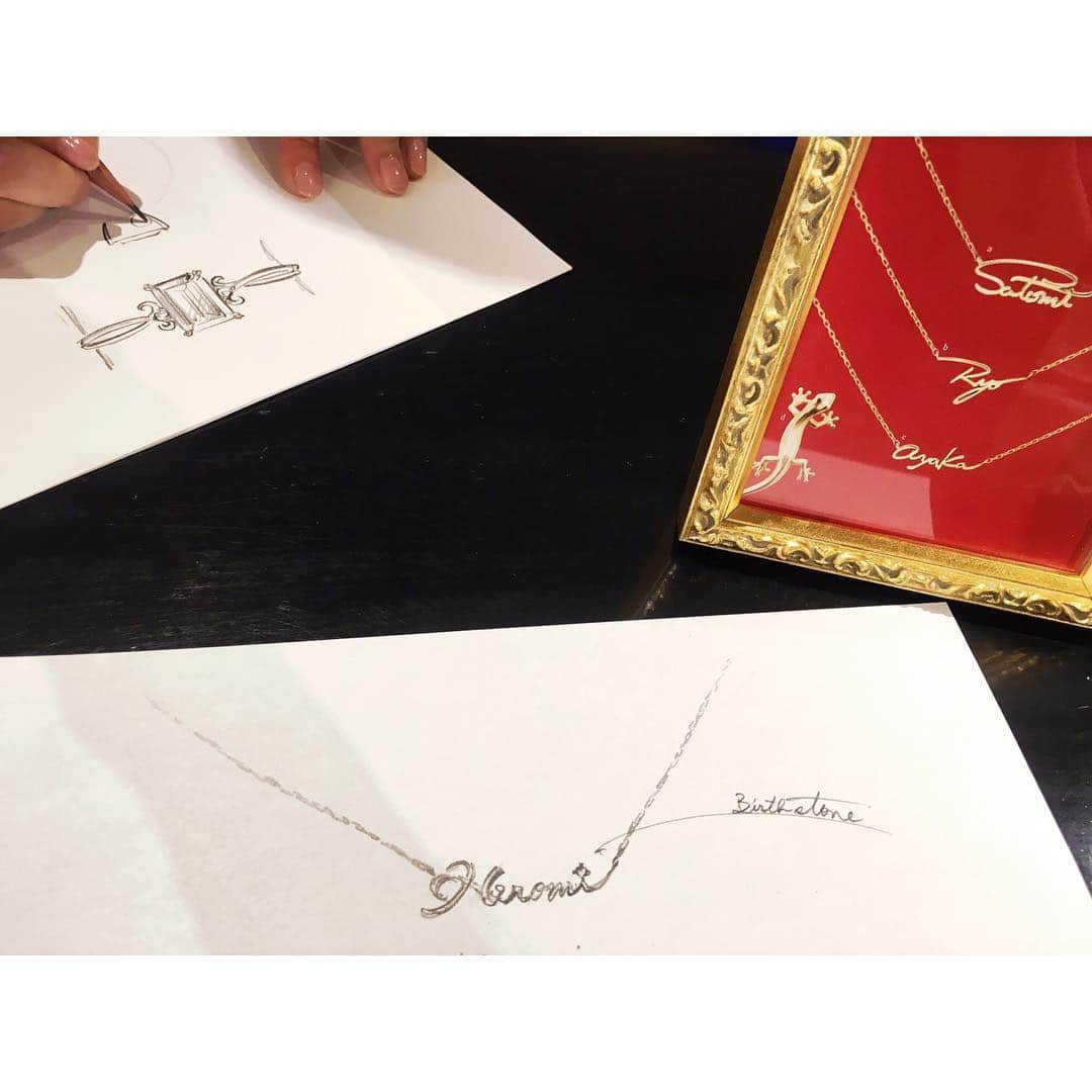 北澤 宏美さんのインスタグラム写真 - (北澤 宏美Instagram)「- オーダーメイドジュエリーが作れるということで お散歩しながらK.uno 自由が丘店へ立寄ってみました  店内はクラシックで品のある どこかホッとする居心地の良い空間 オーナーさんの趣味のドラムもあったり 壁にはステンドグラスも☺️ ・ ジュエリー店という 勝手に思い抱いていたイメージとは違い コンシェルジュさんやデザイナーさんもとても気さく 世間話もまじえ、楽しく会話しながら あれよあれよという間に 素敵なデザインがいくつも完成💜 わたしの好みを引き出し、具体化してくださいました😻 ・ その場でデザインしてくださるので ライブのように見ているだけでもわくわくするし 自分だけのジュエリーは かなりうれしくなるものですね🥰 ・ 自分で描いた文字やイラストも そのままジュエリーにできたり 自宅で眠っている今や身につけなくなったもの 指輪の石をネックレスやピヤスにしたりと 新しく生まれ変わることでさらに長く愛していけるというのは素敵なことと思います  可愛いベビージュエリーもあるみたいですよ お店に工房もあるのでお直しもすぐ DIY的な自分で作ることもできるそう 永久無料のアフターサービスもうれしい😆 ・ こんにちは〜って ふらり立ち寄りたくなるお店です なんだかとても温かでしあわせな気持ちになりました😌 ・ ・ ・ ・  @k.uno_official #PR #ケイウノ #オーダーメイド #ケイウノオーダーメイド #ジュエリー 💎💍」4月6日 20時21分 - romihy58