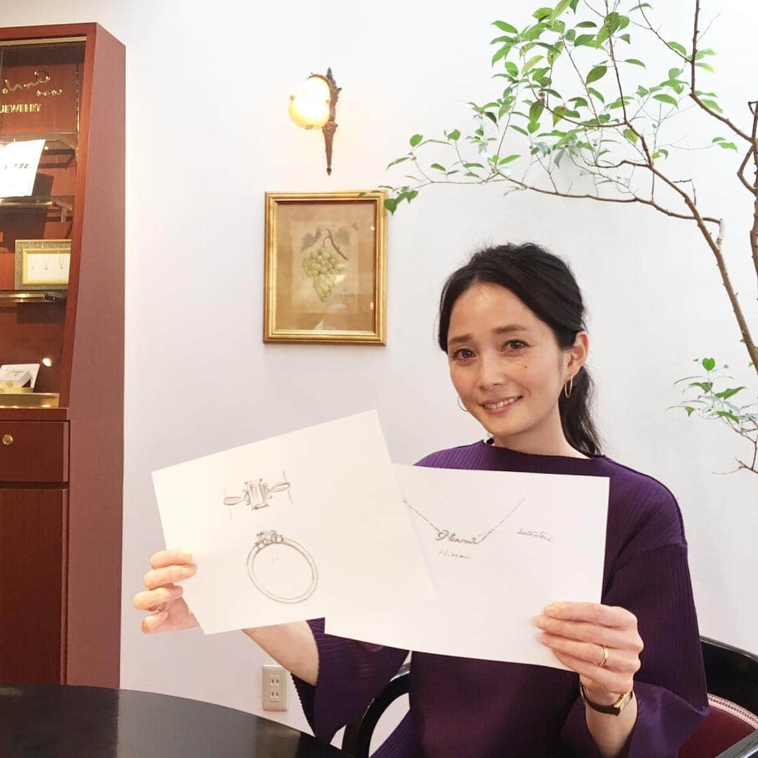 北澤 宏美さんのインスタグラム写真 - (北澤 宏美Instagram)「- オーダーメイドジュエリーが作れるということで お散歩しながらK.uno 自由が丘店へ立寄ってみました  店内はクラシックで品のある どこかホッとする居心地の良い空間 オーナーさんの趣味のドラムもあったり 壁にはステンドグラスも☺️ ・ ジュエリー店という 勝手に思い抱いていたイメージとは違い コンシェルジュさんやデザイナーさんもとても気さく 世間話もまじえ、楽しく会話しながら あれよあれよという間に 素敵なデザインがいくつも完成💜 わたしの好みを引き出し、具体化してくださいました😻 ・ その場でデザインしてくださるので ライブのように見ているだけでもわくわくするし 自分だけのジュエリーは かなりうれしくなるものですね🥰 ・ 自分で描いた文字やイラストも そのままジュエリーにできたり 自宅で眠っている今や身につけなくなったもの 指輪の石をネックレスやピヤスにしたりと 新しく生まれ変わることでさらに長く愛していけるというのは素敵なことと思います  可愛いベビージュエリーもあるみたいですよ お店に工房もあるのでお直しもすぐ DIY的な自分で作ることもできるそう 永久無料のアフターサービスもうれしい😆 ・ こんにちは〜って ふらり立ち寄りたくなるお店です なんだかとても温かでしあわせな気持ちになりました😌 ・ ・ ・ ・  @k.uno_official #PR #ケイウノ #オーダーメイド #ケイウノオーダーメイド #ジュエリー 💎💍」4月6日 20時21分 - romihy58