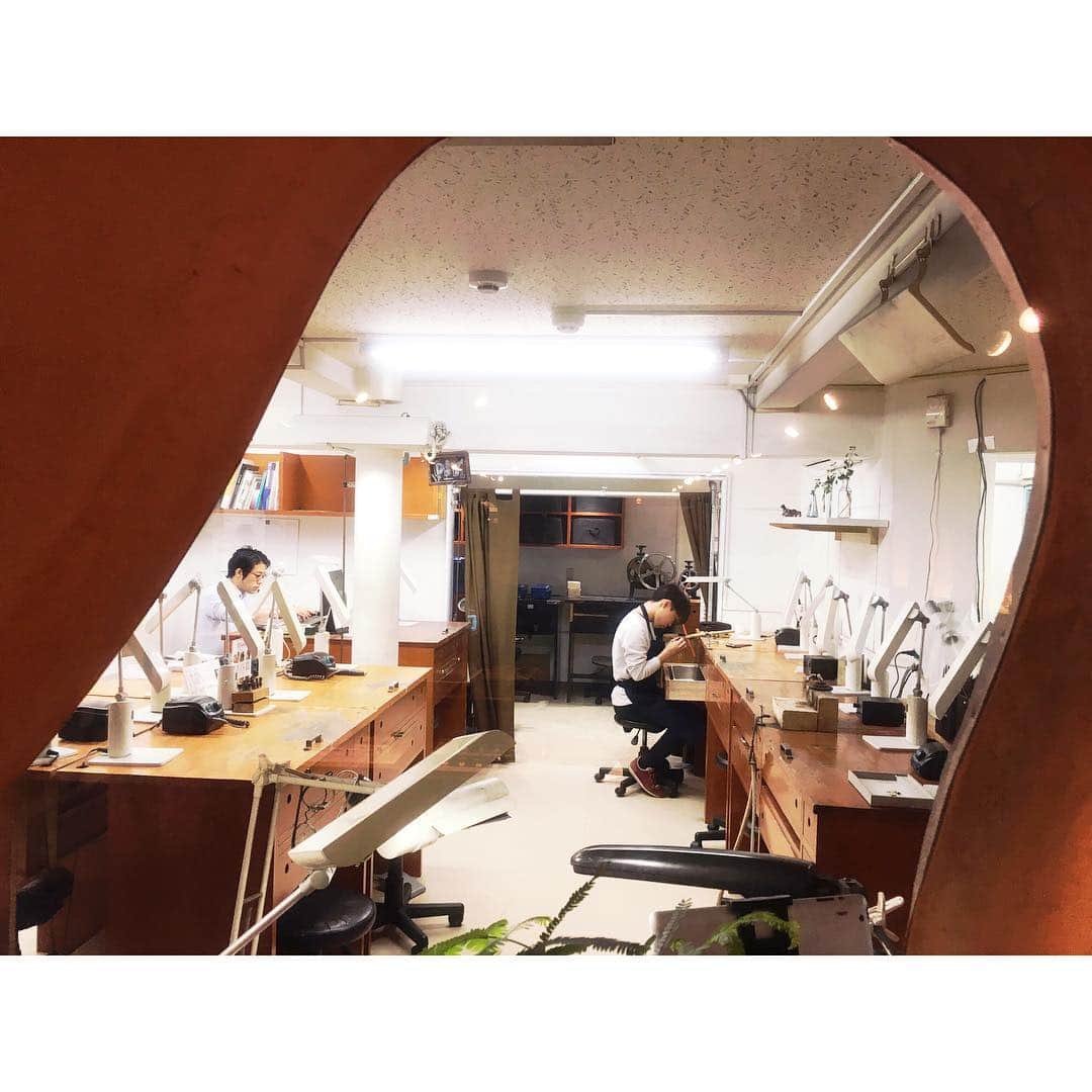 北澤 宏美さんのインスタグラム写真 - (北澤 宏美Instagram)「- オーダーメイドジュエリーが作れるということで お散歩しながらK.uno 自由が丘店へ立寄ってみました  店内はクラシックで品のある どこかホッとする居心地の良い空間 オーナーさんの趣味のドラムもあったり 壁にはステンドグラスも☺️ ・ ジュエリー店という 勝手に思い抱いていたイメージとは違い コンシェルジュさんやデザイナーさんもとても気さく 世間話もまじえ、楽しく会話しながら あれよあれよという間に 素敵なデザインがいくつも完成💜 わたしの好みを引き出し、具体化してくださいました😻 ・ その場でデザインしてくださるので ライブのように見ているだけでもわくわくするし 自分だけのジュエリーは かなりうれしくなるものですね🥰 ・ 自分で描いた文字やイラストも そのままジュエリーにできたり 自宅で眠っている今や身につけなくなったもの 指輪の石をネックレスやピヤスにしたりと 新しく生まれ変わることでさらに長く愛していけるというのは素敵なことと思います  可愛いベビージュエリーもあるみたいですよ お店に工房もあるのでお直しもすぐ DIY的な自分で作ることもできるそう 永久無料のアフターサービスもうれしい😆 ・ こんにちは〜って ふらり立ち寄りたくなるお店です なんだかとても温かでしあわせな気持ちになりました😌 ・ ・ ・ ・  @k.uno_official #PR #ケイウノ #オーダーメイド #ケイウノオーダーメイド #ジュエリー 💎💍」4月6日 20時21分 - romihy58
