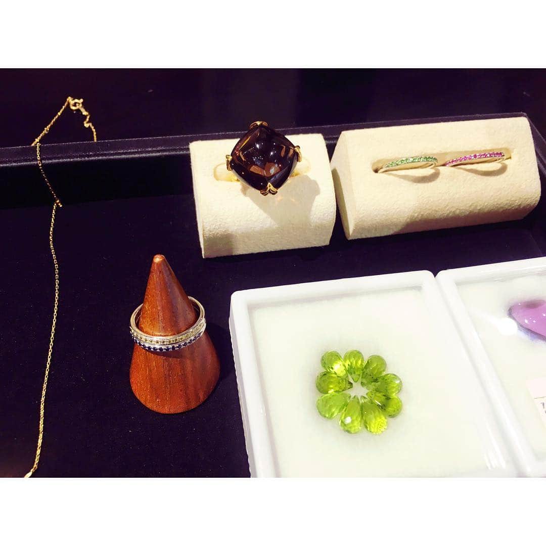北澤 宏美さんのインスタグラム写真 - (北澤 宏美Instagram)「- オーダーメイドジュエリーが作れるということで お散歩しながらK.uno 自由が丘店へ立寄ってみました  店内はクラシックで品のある どこかホッとする居心地の良い空間 オーナーさんの趣味のドラムもあったり 壁にはステンドグラスも☺️ ・ ジュエリー店という 勝手に思い抱いていたイメージとは違い コンシェルジュさんやデザイナーさんもとても気さく 世間話もまじえ、楽しく会話しながら あれよあれよという間に 素敵なデザインがいくつも完成💜 わたしの好みを引き出し、具体化してくださいました😻 ・ その場でデザインしてくださるので ライブのように見ているだけでもわくわくするし 自分だけのジュエリーは かなりうれしくなるものですね🥰 ・ 自分で描いた文字やイラストも そのままジュエリーにできたり 自宅で眠っている今や身につけなくなったもの 指輪の石をネックレスやピヤスにしたりと 新しく生まれ変わることでさらに長く愛していけるというのは素敵なことと思います  可愛いベビージュエリーもあるみたいですよ お店に工房もあるのでお直しもすぐ DIY的な自分で作ることもできるそう 永久無料のアフターサービスもうれしい😆 ・ こんにちは〜って ふらり立ち寄りたくなるお店です なんだかとても温かでしあわせな気持ちになりました😌 ・ ・ ・ ・  @k.uno_official #PR #ケイウノ #オーダーメイド #ケイウノオーダーメイド #ジュエリー 💎💍」4月6日 20時21分 - romihy58