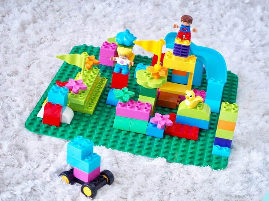 こままりえさんのインスタグラム写真 - (こままりえInstagram)「✴︎ LEGO DUPLO👧🎪 . 4/16で2歳の娘ちゃん✨ #お誕生日プレゼント のレゴが 届いたのでさっそく遊んでみました💗 . お花大好きな娘ちゃんが お花を散りばめて作品を作っていて 可愛くできていて感動🥺💐 . 途中うまくできなくて ぷんぷん怒っていたところは補助したり すべり台作りと最後に旗と子供を #ブロック の上に乗せたりは 私がやったんだけど 他はほぼ娘ちゃんが一人で完成✨✨ . 自分で考えながら組み立てていて #創造力 が身についているのを実感できて #もうすぐお姉ちゃん になる 娘ちゃんの作品を見てたら なんだかじーんっときちゃった😢 . 大きくなったなぁ😢✨✨✨ . #lego #legoduplo #duplo #レゴ #レゴデュプロ  #デュプロ #もうすぐ2歳 #娘ちゃんの作品 #娘ちゃんの成長記録 #1歳11ヶ月 #2017_spring_baby部 #女の子ママ #女の子キッズ」4月6日 20時21分 - komamarie