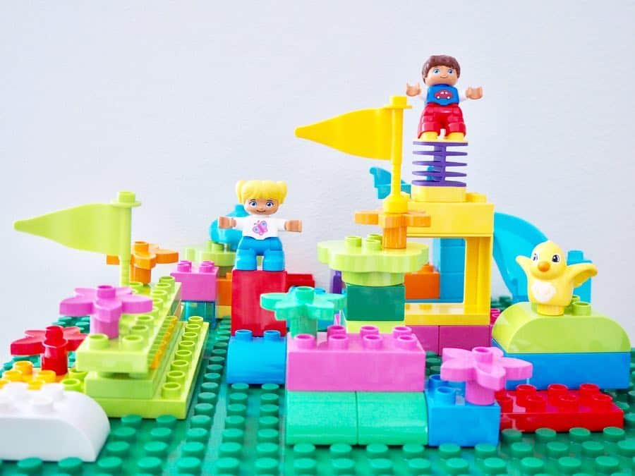 こままりえさんのインスタグラム写真 - (こままりえInstagram)「✴︎ LEGO DUPLO👧🎪 . 4/16で2歳の娘ちゃん✨ #お誕生日プレゼント のレゴが 届いたのでさっそく遊んでみました💗 . お花大好きな娘ちゃんが お花を散りばめて作品を作っていて 可愛くできていて感動🥺💐 . 途中うまくできなくて ぷんぷん怒っていたところは補助したり すべり台作りと最後に旗と子供を #ブロック の上に乗せたりは 私がやったんだけど 他はほぼ娘ちゃんが一人で完成✨✨ . 自分で考えながら組み立てていて #創造力 が身についているのを実感できて #もうすぐお姉ちゃん になる 娘ちゃんの作品を見てたら なんだかじーんっときちゃった😢 . 大きくなったなぁ😢✨✨✨ . #lego #legoduplo #duplo #レゴ #レゴデュプロ  #デュプロ #もうすぐ2歳 #娘ちゃんの作品 #娘ちゃんの成長記録 #1歳11ヶ月 #2017_spring_baby部 #女の子ママ #女の子キッズ」4月6日 20時21分 - komamarie