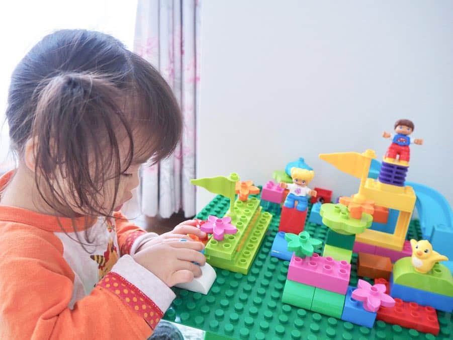 こままりえさんのインスタグラム写真 - (こままりえInstagram)「✴︎ LEGO DUPLO👧🎪 . 4/16で2歳の娘ちゃん✨ #お誕生日プレゼント のレゴが 届いたのでさっそく遊んでみました💗 . お花大好きな娘ちゃんが お花を散りばめて作品を作っていて 可愛くできていて感動🥺💐 . 途中うまくできなくて ぷんぷん怒っていたところは補助したり すべり台作りと最後に旗と子供を #ブロック の上に乗せたりは 私がやったんだけど 他はほぼ娘ちゃんが一人で完成✨✨ . 自分で考えながら組み立てていて #創造力 が身についているのを実感できて #もうすぐお姉ちゃん になる 娘ちゃんの作品を見てたら なんだかじーんっときちゃった😢 . 大きくなったなぁ😢✨✨✨ . #lego #legoduplo #duplo #レゴ #レゴデュプロ  #デュプロ #もうすぐ2歳 #娘ちゃんの作品 #娘ちゃんの成長記録 #1歳11ヶ月 #2017_spring_baby部 #女の子ママ #女の子キッズ」4月6日 20時21分 - komamarie