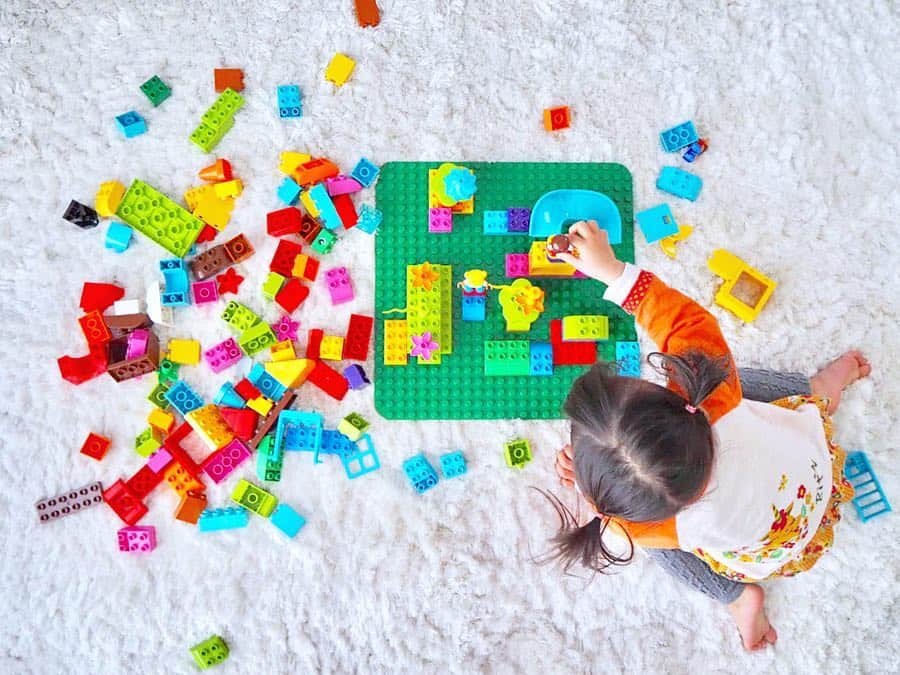 こままりえさんのインスタグラム写真 - (こままりえInstagram)「✴︎ LEGO DUPLO👧🎪 . 4/16で2歳の娘ちゃん✨ #お誕生日プレゼント のレゴが 届いたのでさっそく遊んでみました💗 . お花大好きな娘ちゃんが お花を散りばめて作品を作っていて 可愛くできていて感動🥺💐 . 途中うまくできなくて ぷんぷん怒っていたところは補助したり すべり台作りと最後に旗と子供を #ブロック の上に乗せたりは 私がやったんだけど 他はほぼ娘ちゃんが一人で完成✨✨ . 自分で考えながら組み立てていて #創造力 が身についているのを実感できて #もうすぐお姉ちゃん になる 娘ちゃんの作品を見てたら なんだかじーんっときちゃった😢 . 大きくなったなぁ😢✨✨✨ . #lego #legoduplo #duplo #レゴ #レゴデュプロ  #デュプロ #もうすぐ2歳 #娘ちゃんの作品 #娘ちゃんの成長記録 #1歳11ヶ月 #2017_spring_baby部 #女の子ママ #女の子キッズ」4月6日 20時21分 - komamarie