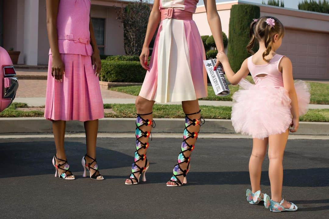 SOPHIA WEBSTERさんのインスタグラム写真 - (SOPHIA WEBSTERInstagram)「🌸 #SophiaWebster imagines a 50s suburbia in full bloom 💭 Shop via link in bio 📸@nadialeelee」4月6日 20時22分 - sophiawebster