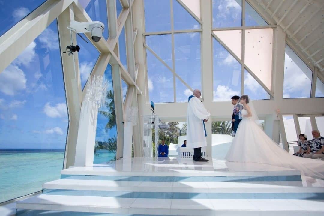 Watabe Weddingさんのインスタグラム写真 - (Watabe WeddingInstagram)「目の前に広がる青空と青い海 ブルーアステールセレモニー  #blueasterchapel  #guamwedding  #guamweddings  #watabewedding  #watabeweddingguam  #blueaster  #guamweddingphoto  #guamweddingphotographer  #ワタベウェディング  #ブルーアステール  #グアム結婚式  #グアム挙式  #グアム婚  #式場迷子  #海外挙式  #海外ウェディング  #タモンビーチ  #グアムチャペル  #日本中のプレ花嫁さんと繋がりたい」4月6日 20時22分 - watabeguam