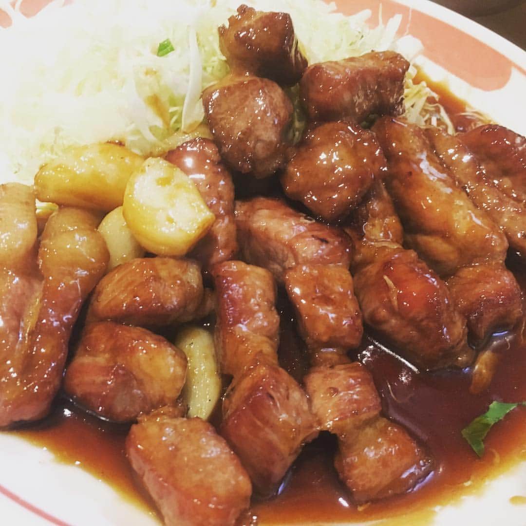 倉橋友和さんのインスタグラム写真 - (倉橋友和Instagram)「せっかく#三重県 に行けたので#ご当地グルメ が今日の#晩ご飯 です🍖やっぱり#茶色 の料理は美味しい！ #四日市市 #四日市 #四日市グルメ #とんてき #トンテキ #一楽 #メーテレ #アナウンサー #倉橋友和 #倉めし」4月6日 20時34分 - nbn_kurahashi