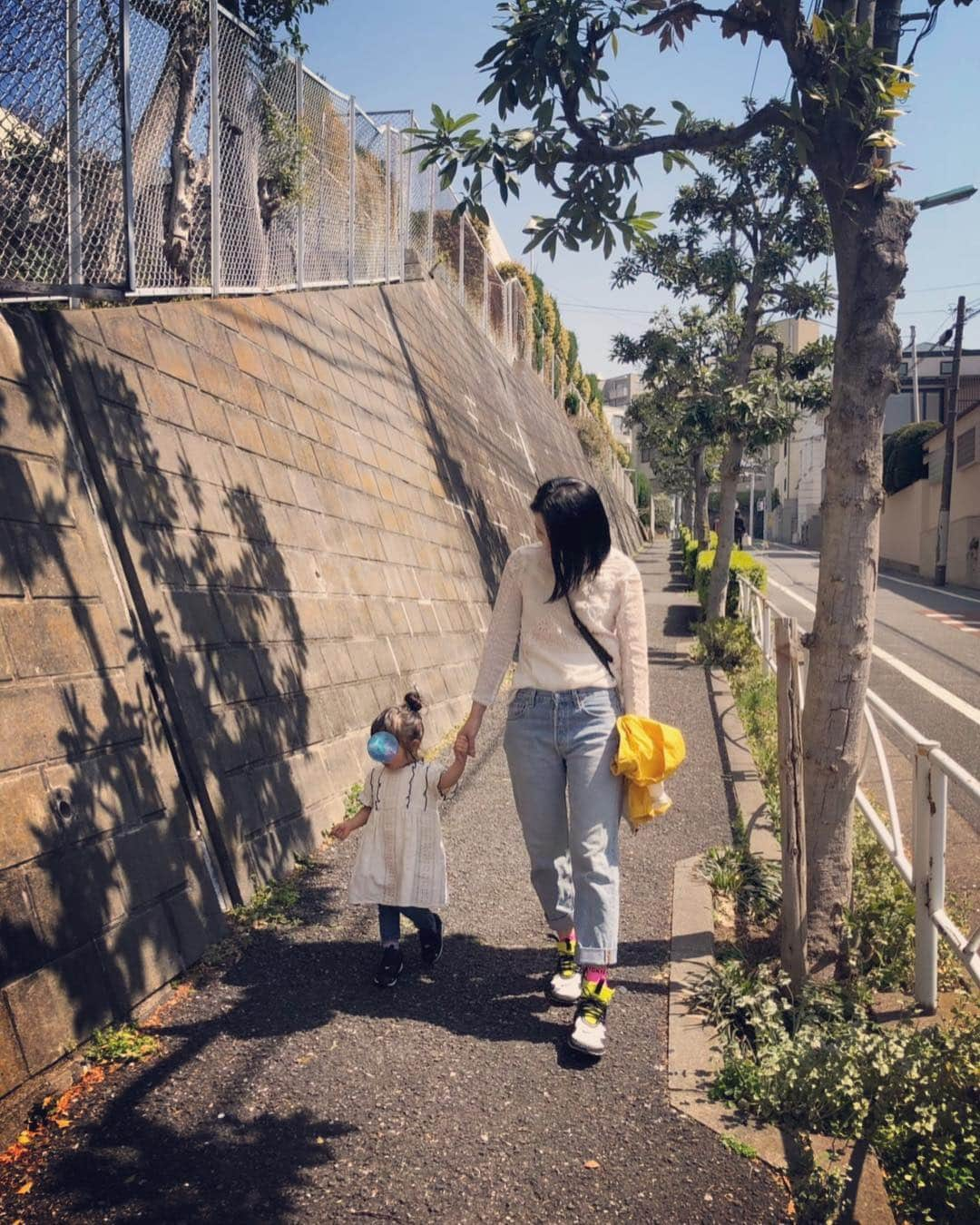 犬山紙子さんのインスタグラム写真 - (犬山紙子Instagram)「花見🌸 チャゲとレースとデニムで久々に合わせてご機嫌でした まあ砂だらけになるのですが！ #いぬチャゲ」4月6日 20時27分 - inuyamakamiko