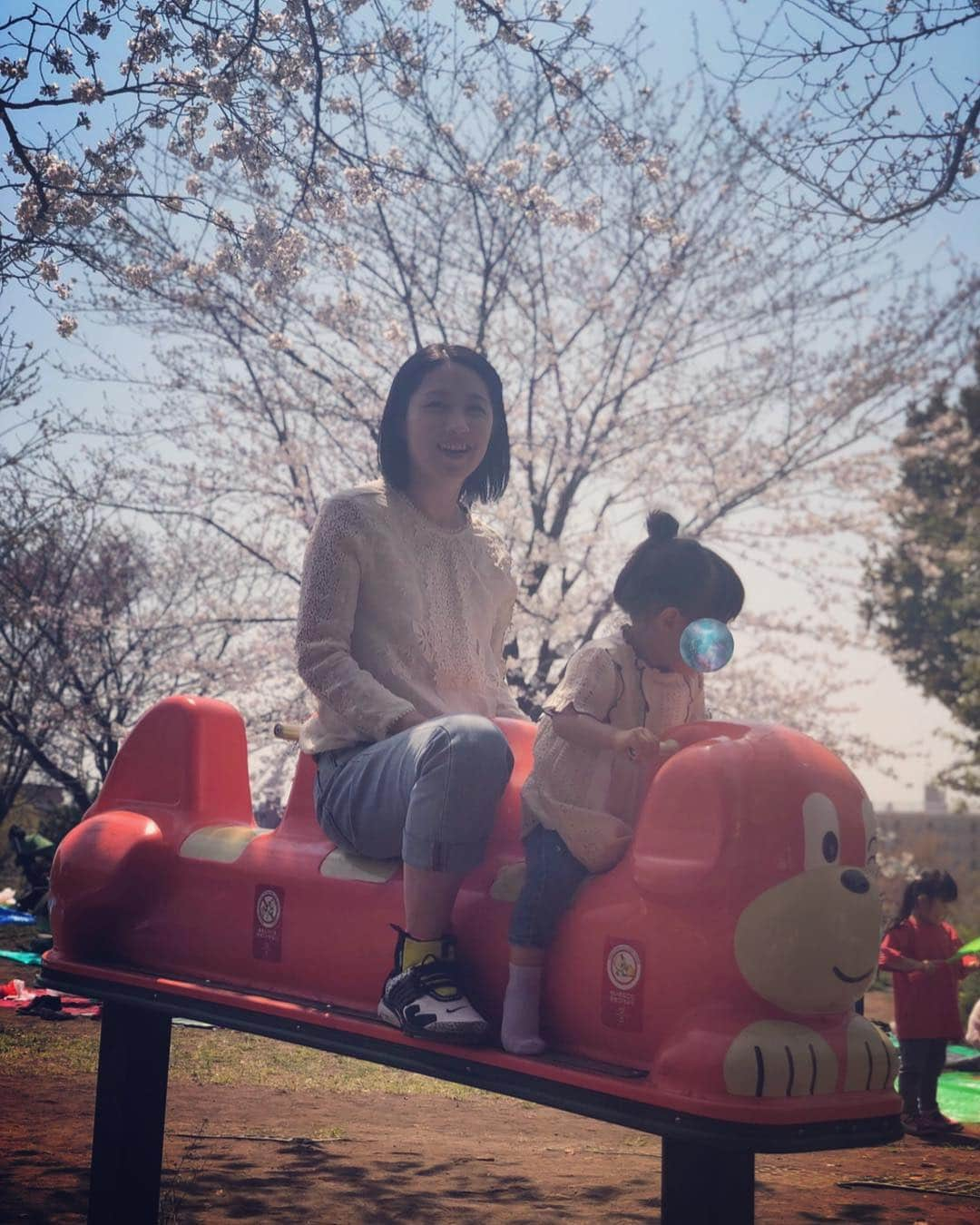 犬山紙子さんのインスタグラム写真 - (犬山紙子Instagram)「花見🌸 チャゲとレースとデニムで久々に合わせてご機嫌でした まあ砂だらけになるのですが！ #いぬチャゲ」4月6日 20時27分 - inuyamakamiko