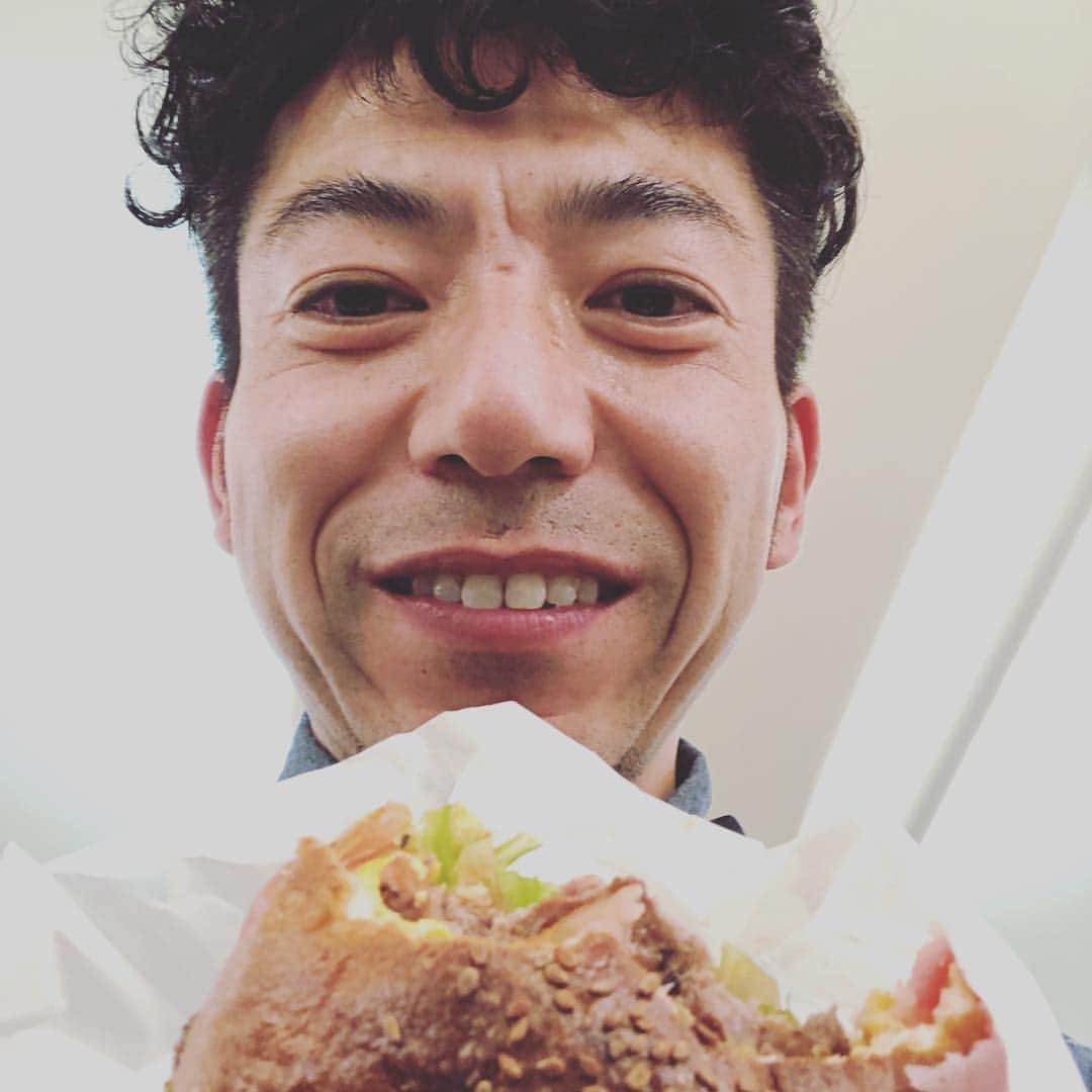 森慎太郎さんのインスタグラム写真 - (森慎太郎Instagram)「横須賀バーガーは日本で一番うまいハンバーガーだと思う！ #中でも #TSUNAMI の #ベーコンチーズバーガー #最強 #と楽屋で力説してたら #休憩時間に #東京03豊本 さんが #ご馳走してくれました #テンション上がりすぎて #豊本さん撮るの忘れました #豊本さん #ご馳走さまでした！ #よこすか芸術劇場」4月6日 20時28分 - doburockmorishintaro