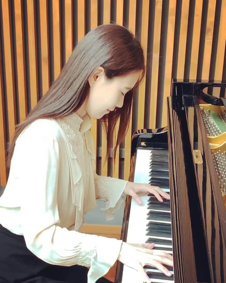 中園理沙のインスタグラム：「Here's one of my favorite parts of this piece! I love how Poulenc created elegant, bittersweet and colorful chords ☺️😙Hope you enjoy it! 🎹Poulenc: Improvisation No. 13 プーランクの音楽って優雅で、ほろ苦くて、甘酸っぱくて、色彩豊か。和音進行がもう絶妙なんです！😙 ・・・ 📕初見はどうしたら上達しますか？ これは私も実験済みですが、数をこなすに尽きます。脳は使えば使う程神経細胞が増えてシナプスも強化されるので、ひたすら初見で弾く練習を積んで下さい！ 📕お洋服やドレスはどちらのものですか？ 私服に関しては、ここ約1年半日本で買っていないのでお役に立てませんが、ドレスに関しては10〜2年前に日本で購入したものも現在着用しています。当時は主にエメ、ジュネビビアン、表参道イソリさんで購入、又はデザイナーさんに作って頂いていました。 ・・・ ※DMは使用しておりません。ご了承下さい。 ・・・ #piano #pianist #musician #poulenc #classicalpianist #pianolove #classicalpiano #pianolover #music #lisanakazono #ピアノ #ピアニスト#中園理沙」