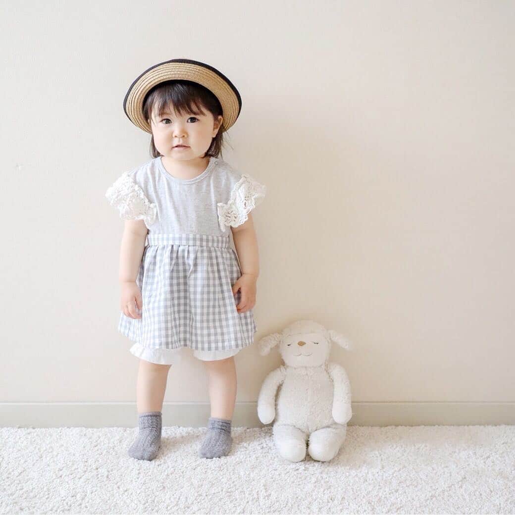 かわいいベビー服・子供服Babychuさんのインスタグラム写真 - (かわいいベビー服・子供服BabychuInstagram)「【コーデが楽しく🎶LOOPSエプロンボディ】 . べびちゅオリジナル💕 🌿エプロンスカート＆パフボディ🌿 . 「コーデが楽しくなった👀✨」 とのお声がたくさん届いています😍💌 . 🎀2つGETしてエプロンをチェンジ 🎀パフスリーブが可愛いボディスーツでコーデ 🎀お手持ちのブルマを合わせてコーデ . 色々楽しめるのが魅力的❤ べびちゅだけのオリジナル、数量限定につきぜひGETしてね～～😉💨💨💨 . べびちゅHPのおすすめ「おしゃれ見えロンパース」をチェックしてね✔ . . #べびちゅオリジナル  #ループス #loops #ループスコーデ  #スカートロンパース #ミミプポン #mimipoupons #ブルマコーデ #ベビーブルマ #べびちゅ #babychu #ig_kidsphoto #ig_babyphoto #かわいい #子供服 #ベビー服 #親バカ部 #女の子 #男の子 #娘 #息子 #赤ちゃん #ベビーコーデ #キッズコーデ #ベビーファッション #キッズファッション #出産祝い #baby #babychujp」4月6日 20時31分 - babychu2014