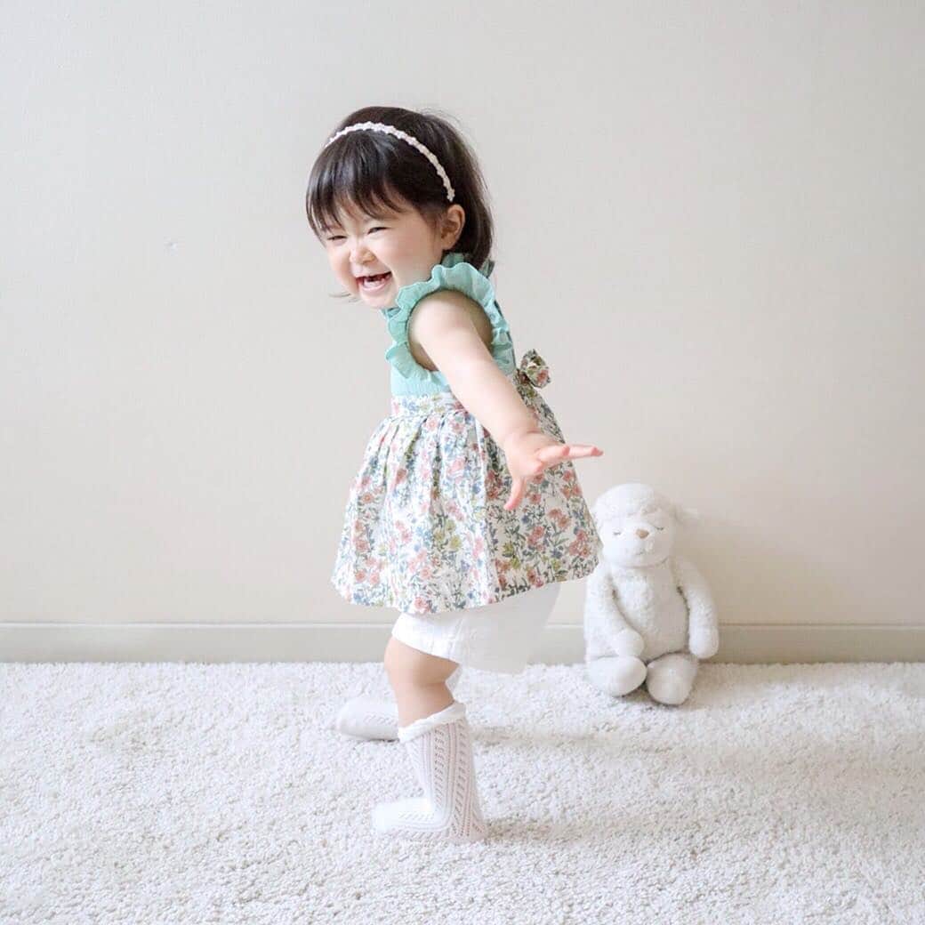 かわいいベビー服・子供服Babychuさんのインスタグラム写真 - (かわいいベビー服・子供服BabychuInstagram)「【コーデが楽しく🎶LOOPSエプロンボディ】 . べびちゅオリジナル💕 🌿エプロンスカート＆パフボディ🌿 . 「コーデが楽しくなった👀✨」 とのお声がたくさん届いています😍💌 . 🎀2つGETしてエプロンをチェンジ 🎀パフスリーブが可愛いボディスーツでコーデ 🎀お手持ちのブルマを合わせてコーデ . 色々楽しめるのが魅力的❤ べびちゅだけのオリジナル、数量限定につきぜひGETしてね～～😉💨💨💨 . べびちゅHPのおすすめ「おしゃれ見えロンパース」をチェックしてね✔ . . #べびちゅオリジナル  #ループス #loops #ループスコーデ  #スカートロンパース #ミミプポン #mimipoupons #ブルマコーデ #ベビーブルマ #べびちゅ #babychu #ig_kidsphoto #ig_babyphoto #かわいい #子供服 #ベビー服 #親バカ部 #女の子 #男の子 #娘 #息子 #赤ちゃん #ベビーコーデ #キッズコーデ #ベビーファッション #キッズファッション #出産祝い #baby #babychujp」4月6日 20時31分 - babychu2014