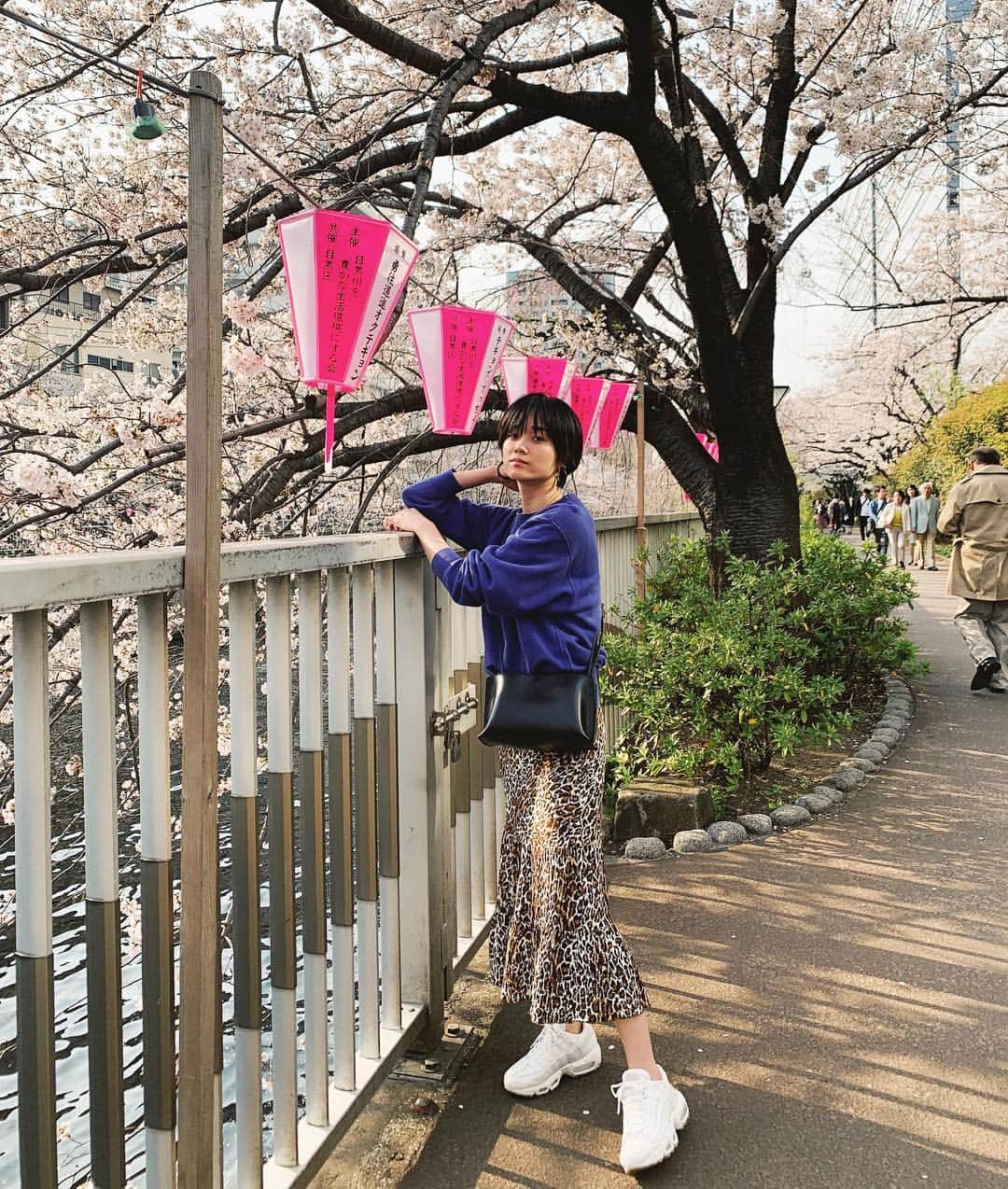 宮城舞さんのインスタグラム写真 - (宮城舞Instagram)「四季がある日本が好きだわ🌸 もうすぐ散ってしまうね。 来年には息子はまた成長してる。 産院の病室から見てた桜の光景 2週間検診ではじめてのお外での 桜道🌸 私にとって桜の季節がとっても 大事な季節になりました😊  今日は現場のみんなに 大好評だったヒョウ柄のスカート♥️ @machupichu_shop のものです😘 トップスはヴィンテージのもの💜  #私服 #春 #桜 #日本 #今日の宮城はん」4月6日 20時32分 - mai_miyagi