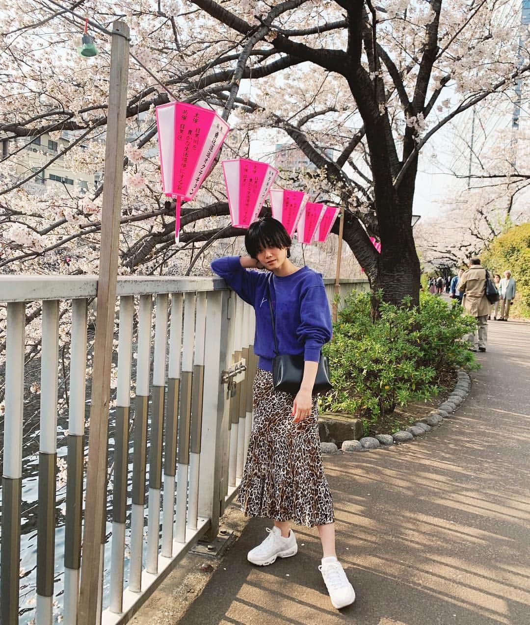 宮城舞さんのインスタグラム写真 - (宮城舞Instagram)「四季がある日本が好きだわ🌸 もうすぐ散ってしまうね。 来年には息子はまた成長してる。 産院の病室から見てた桜の光景 2週間検診ではじめてのお外での 桜道🌸 私にとって桜の季節がとっても 大事な季節になりました😊  今日は現場のみんなに 大好評だったヒョウ柄のスカート♥️ @machupichu_shop のものです😘 トップスはヴィンテージのもの💜  #私服 #春 #桜 #日本 #今日の宮城はん」4月6日 20時32分 - mai_miyagi
