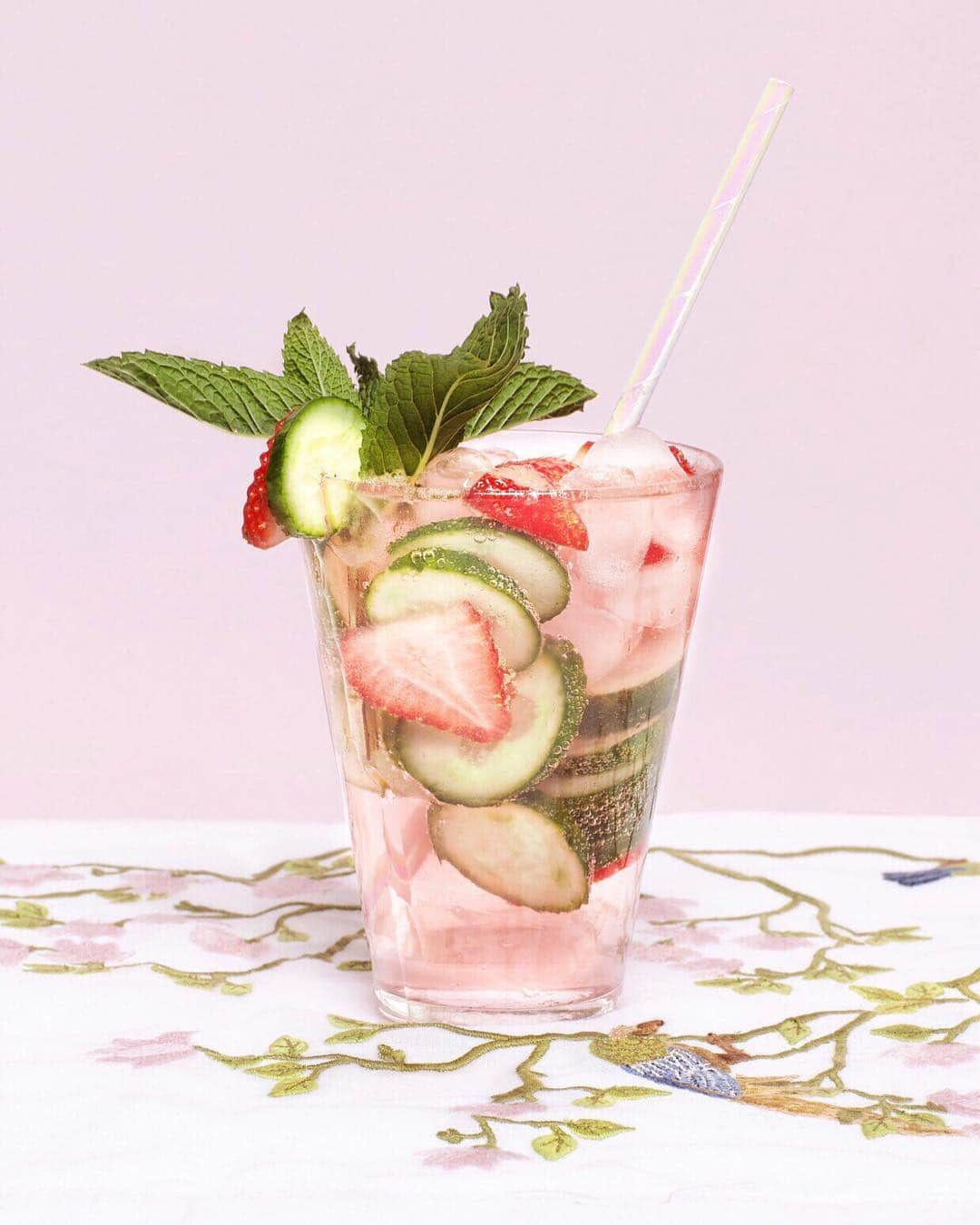 Nordstromさんのインスタグラム写真 - (NordstromInstagram)「@tabithasimmons’ cocktail of choice might just be as pretty as a pair of the designer’s shoes. Read on to master the art of the Pimm’s Cup, Simmons style. 🍸 Want more from the designer post-sips? #linkinbio to shop her latest offerings now  Recipe 1/3 cup Pimm’s No. 1 2/3 cup cranberry juice 1/2 cup sparkling water 3 fresh strawberries, sliced Fresh cucumber slices 3 mint leaves Juice of 1/2 lime Ice  Directions 1. Combine Pimm’s, cranberry juice and sparkling water. Stir. 2. Add sliced strawberries, cucumbers and mint 3. Top with lime juice 4. Pour over ice」4月7日 1時59分 - nordstrom