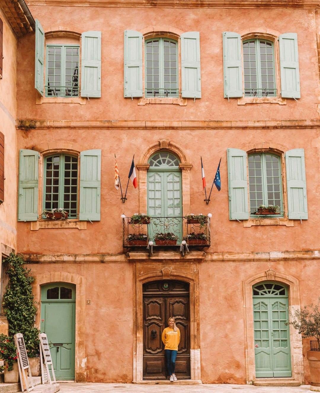 Lonely Planetさんのインスタグラム写真 - (Lonely PlanetInstagram)「'Unlike other villages in the region, #Rousillon is a village not entirely known for its beauty, but also for its startling colour. Rising up from martian-like earth and situated in the heart of one of the world’s largest ochre deposits, Roussillon is a vision of red and orange; a burning flame of a village. Once home to crowds of inspired artists, today Roussillon maintains its artistic streak; with multiple galleries and art stores filling its lanes.' - @twins_that_travel #lpinstatakeover #France #lpPathfinders」4月7日 2時00分 - lonelyplanet