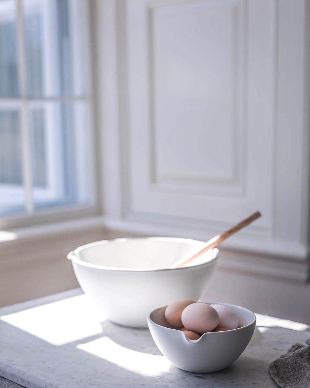 Krissyさんのインスタグラム写真 - (KrissyInstagram)「and the sun burst through the nights cloud cover puddling in a corner of the kitchen making something extraordinary out of our perfectly ordinary Saturday morning . . -though I am rather partial to this beautiful set of nesting bowls gifted to me by my mum and the hens have been outdoing themselves with laying of the most gorgeous neutrally toned eggs (inspiration in plain sight) making me feel the slightest bit guilty for my previous preferential attention to the green eggs (not pictured) laid by our little silky hen . . this is what the promise of possibly looks like . . . . . #eleganceintheeveryday #livethelittlethings #momentsofmine #myhousebeautiful #cottagestyle #cottagefarm #darlingweekend #embracingtheseasons #thisishome #pocketsofmyhome #springhassprung #aseasonalshift #thewayweliveinthecountry #poetryofsimplethings #chasinglight #allwhatsbeautiful」4月7日 2時00分 - cottagefarm