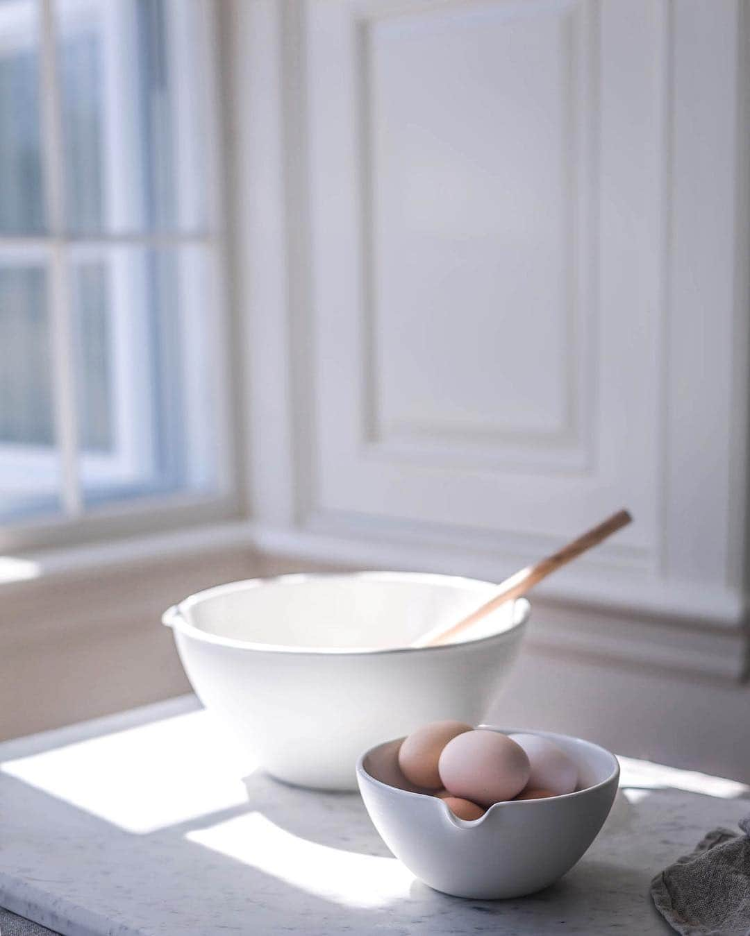 Krissyのインスタグラム：「and the sun burst through the nights cloud cover puddling in a corner of the kitchen making something extraordinary out of our perfectly ordinary Saturday morning . . -though I am rather partial to this beautiful set of nesting bowls gifted to me by my mum and the hens have been outdoing themselves with laying of the most gorgeous neutrally toned eggs (inspiration in plain sight) making me feel the slightest bit guilty for my previous preferential attention to the green eggs (not pictured) laid by our little silky hen . . this is what the promise of possibly looks like . . . . . #eleganceintheeveryday #livethelittlethings #momentsofmine #myhousebeautiful #cottagestyle #cottagefarm #darlingweekend #embracingtheseasons #thisishome #pocketsofmyhome #springhassprung #aseasonalshift #thewayweliveinthecountry #poetryofsimplethings #chasinglight #allwhatsbeautiful」