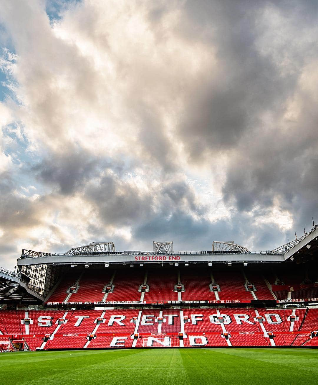 マンチェスター・ユナイテッドさんのインスタグラム写真 - (マンチェスター・ユナイテッドInstagram)「🖼 The Stretford End ✊」4月7日 2時01分 - manchesterunited