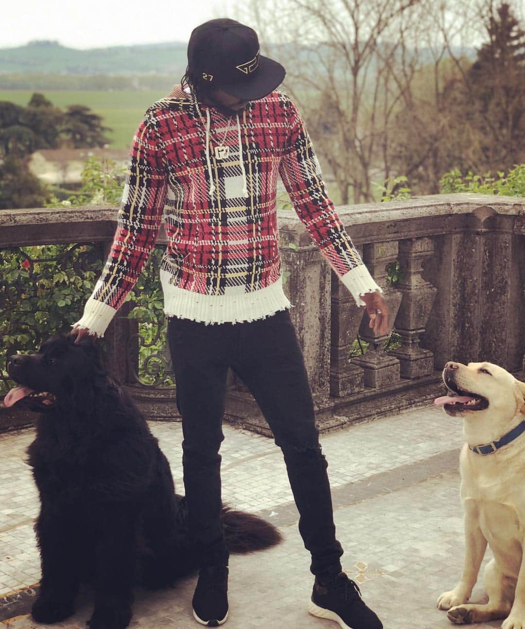 ジェルヴィーニョさんのインスタグラム写真 - (ジェルヴィーニョInstagram)「🐶 🐕  The men’s best friend ⚪️⚫️ ____________________________________________________  #dog #dogsofinstagram #blackandwhite #black #white #happysaturday #insta #picoftheday #teamg27 #team225」4月7日 2時02分 - gervinhofficial