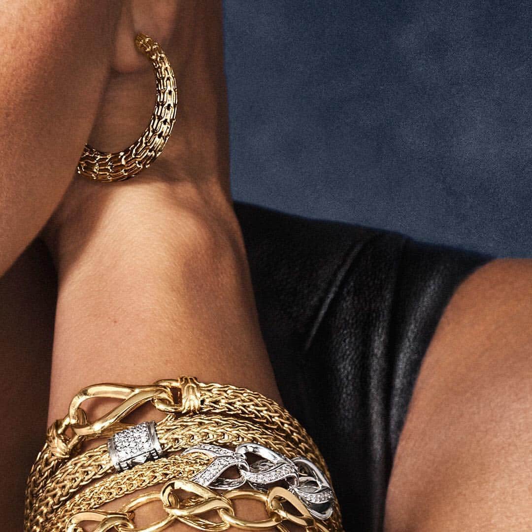 ジョン ハーディーさんのインスタグラム写真 - (ジョン ハーディーInstagram)「An exquisite juxtaposition: @penelopecruzoficial stacks gold, a metal as precious as it is malleable, with diamonds, one of the hardest materials on earth. #MadeForLegends」4月7日 2時02分 - johnhardyjewelry