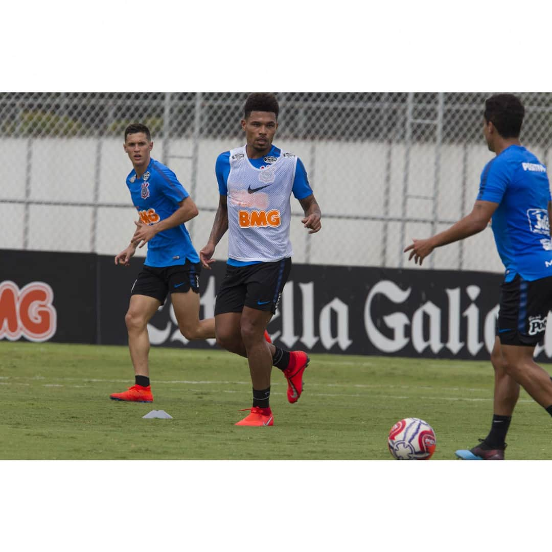 コリンチャンスさんのインスタグラム写真 - (コリンチャンスInstagram)「Hoje pela manhã, o Timão realizou mais um treino antes do jogo decisivo de segunda-feira, contra o Santos, pela semifinal do Paulistão.⠀ ⠀ 📷 Daniel Augusto Jr/Agência Corinthians⠀ ⠀ #VaiCorinthians #Corinthianismo #FielAtéoFim #MeuBMG #NãoÉSóPatrocínio #TimeDoPovo #Corinthians #Timão #CorinthiansTV #FielTorcedor #AFielÉFoda #TodosPorUm #NikeFutebol #Joli #EstrellaGalicia #UniversidadeBrasilOficial #ÉPositivo #CorinthiansÉPositivo #LoucoPotyCorinthians #PostosALE #ALEnoTimão⠀」4月7日 2時05分 - corinthians