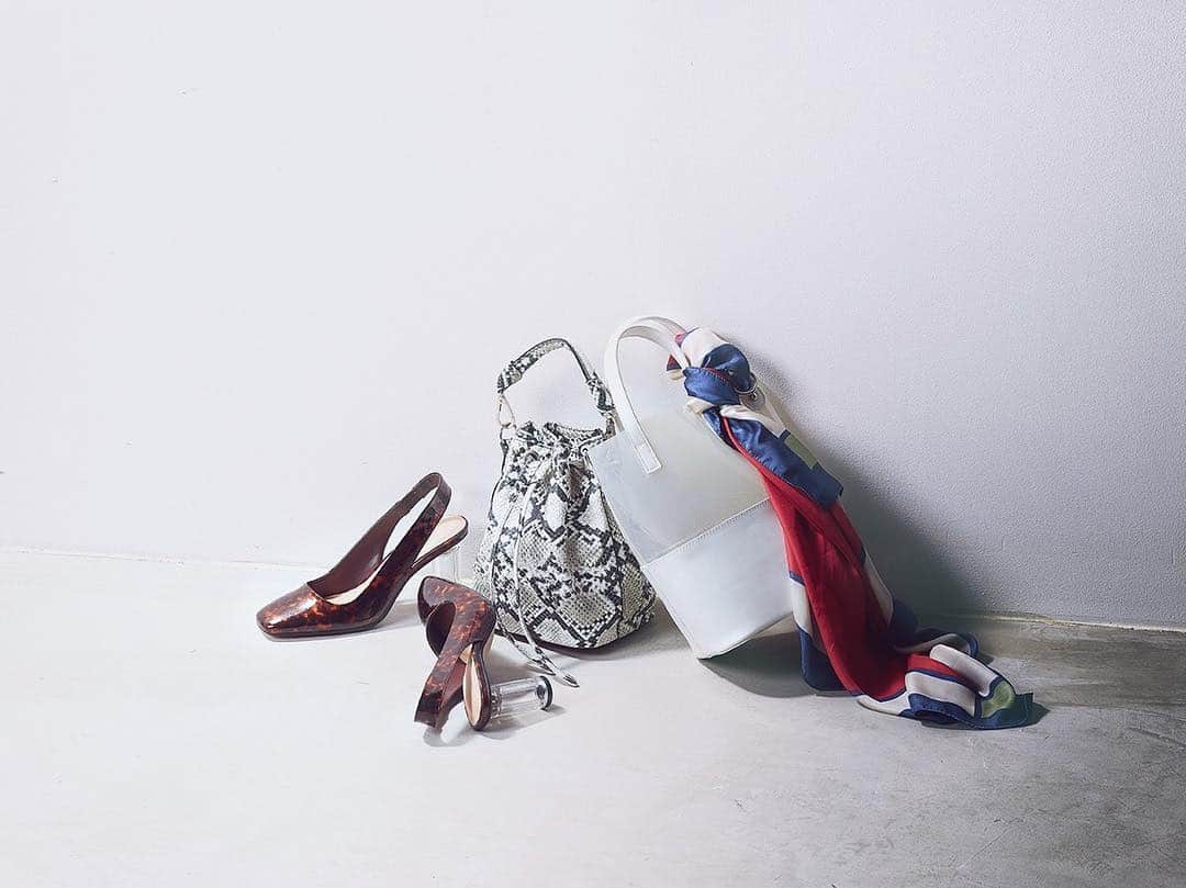 JewelChanges Official Accountさんのインスタグラム写真 - (JewelChanges Official AccountInstagram)「【NEW ARRIVAL】 旬のトレンド小物  #EMMELREFINES#2019SS_EMMELREFINES#emmelrefines #bag #pumps#pvcbag」4月6日 20時42分 - emmelrefines