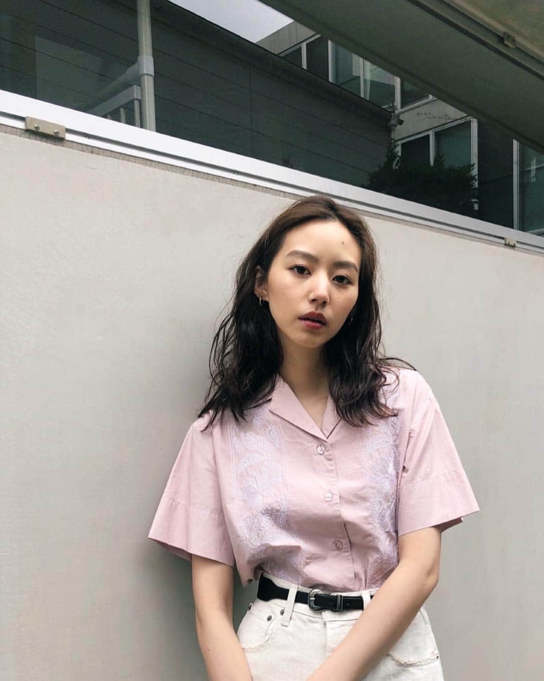 Shiho Sasakiのインスタグラム：「あったかかったのでついに半袖デビュー✌️ そろそろ大好きな開襟シャツの季節🏝 フロントに配色の刺繍が入っててとても可愛いんです✨ #MOUSSY#MOUSSYSNAP」