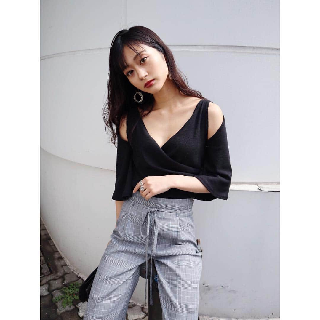 EMODA_LOOK BOOKさんのインスタグラム写真 - (EMODA_LOOK BOOKInstagram)「#MYSTYLEEMODA ㅤㅤㅤ @yatsunami_ryoka 166cm ㅤㅤㅤ ・CUT OUT CROSS TOP ・STRING BELT PT ㅤㅤㅤ ㅤㅤㅤ 着用アイテムはTOPのURLからCHECK✈️ ㅤㅤㅤ #EMODA #RUNWAYchannel #emoda_shirt @emoda_official」4月6日 20時38分 - emoda_snap
