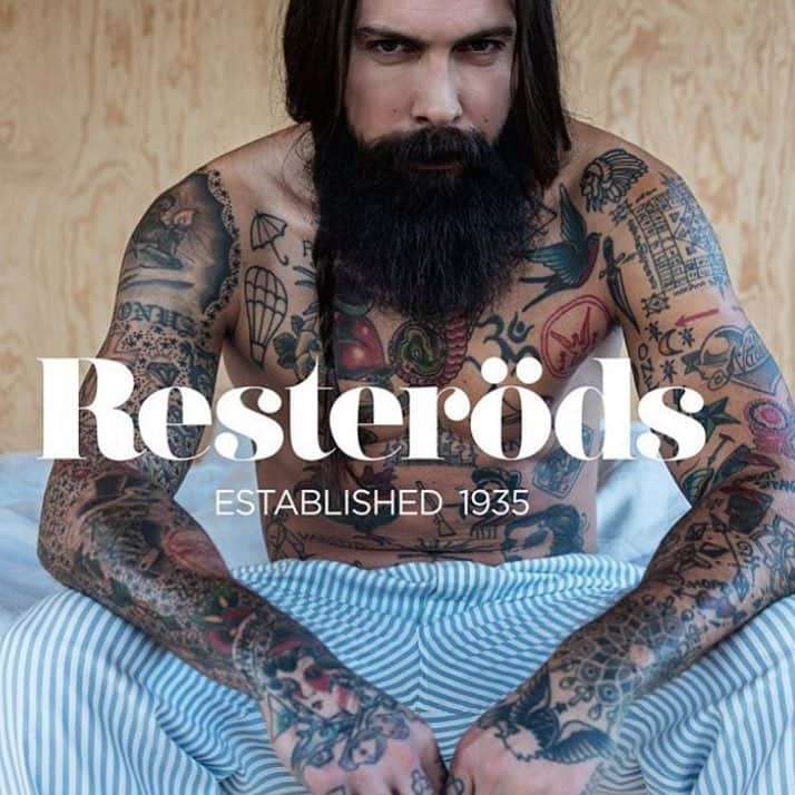 レステロッズのインスタグラム：「Weekend mode.  Homewear since 1935.  #originalneverdies #Resteröds #mensstyle  Photo: @niklasnyman Model: @alexanderostlund」