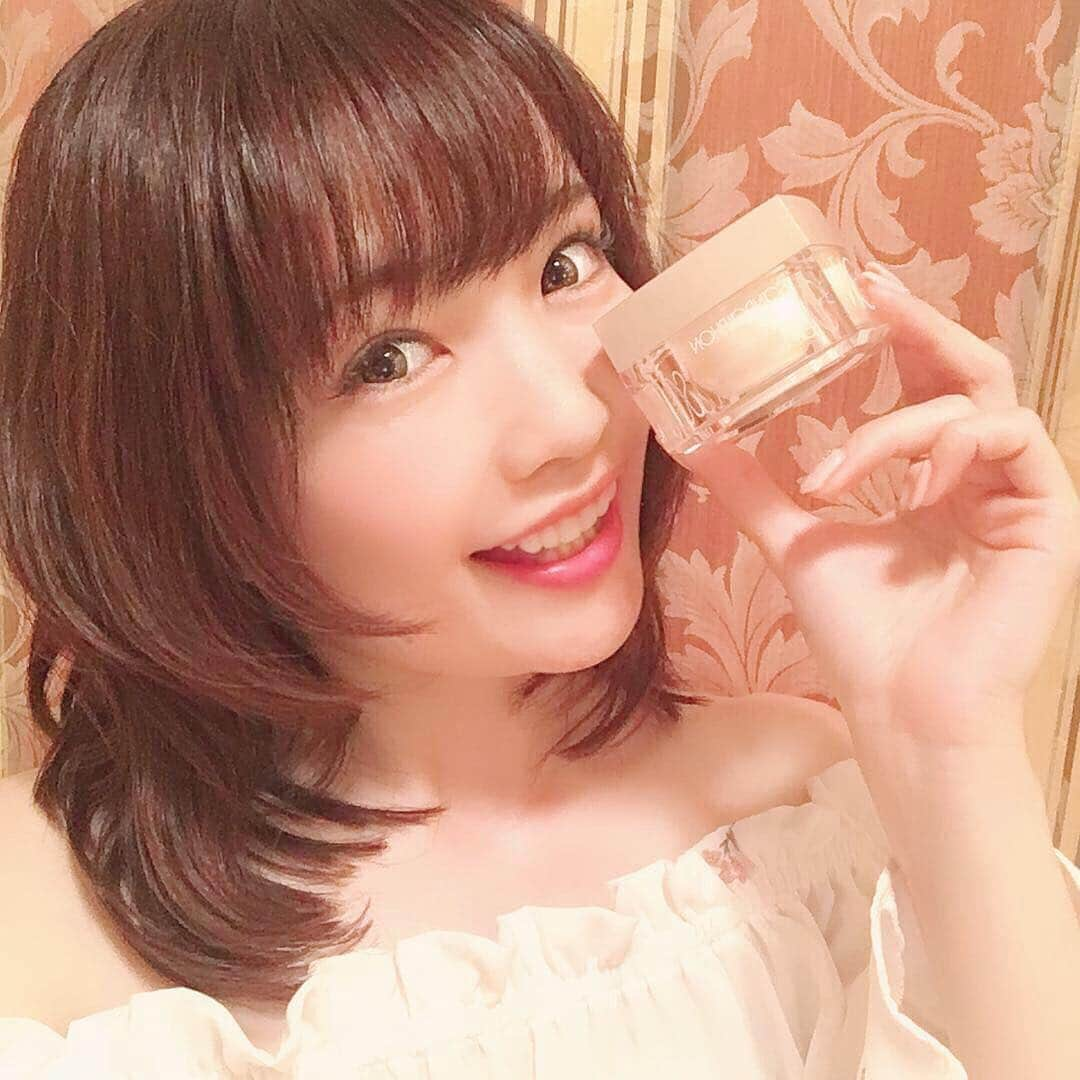 浅井麻里さんのインスタグラム写真 - (浅井麻里Instagram)「💇‍♀️💇‍♀️﻿ ﻿ ヘアショーのお仕事で、﻿ ちょこっと髪切りました❤️﻿ レイヤー入って、ウルフヘアに❤️﻿ ﻿ 新しいヘアスタイルで、とある広告動画の撮影して、﻿ いろんなパターンの演技楽しかった🎵😆﻿ ﻿ ﻿ 手に持ってるのは、﻿ ザ・モデルフェイスクリーム💕﻿ @sandalphon_official ﻿ ﻿ 引き締め成分と保湿成分で、どの角度から見ても﻿ パーフェクトな肌印象へ導いてくれるんだって✨﻿ 目指せツヤツヤ肌❤️😊﻿ 容器もオシャレで高級感ある✨﻿ ﻿ 上品な香りで癒されるから、﻿ 保湿も兼ねて朝と夜このクリーム使いながら﻿ 顔マッサージするのにハマってるー💓😋﻿ ﻿ ﻿ #ニューヘア#ウルフヘア#サンダルフォン#ザモデルフェイスクリーム#おすすめコスメ#お気に入りコスメ#小顔になりたい#モデル顔#ホームケア#SANDALPHON#sdpmodel#haircut#hair#cosme」4月6日 20時49分 - mari_asai_625