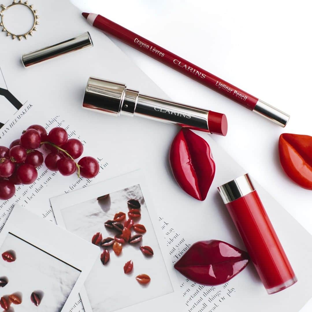 Clarins Españaさんのインスタグラム写真 - (Clarins EspañaInstagram)「¡Vinila tus labios! 👄  Dos imprescindibles para el maquillaje de labios más brillante: 💄 Perfila con Crayon Lèvres 💄 Vinila con Joli Rouge Lacquer  #JoliRougeLacquer #VinilaTusLabios #Clarins #ClarinsMakeUp」4月6日 21時00分 - clarinsespana