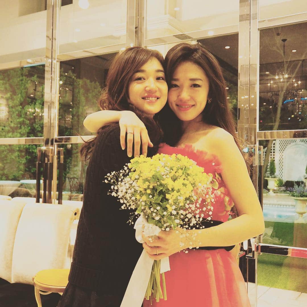 神田咲実さんのインスタグラム写真 - (神田咲実Instagram)「2019/4/6 * お誕生日おめでとう 可愛い妹よ🌸💕 * 写真は3年前の妹の結婚式💒 * 妹のためにデザインして チクチク手縫いで 一から作ったドレス👗✨ * 前日の夜中まで私の家で ドレスの調整🧐 両親への手紙が全然書けない🤯 そのくせ飲んじゃって🍻 楽しくなっちゃって🥴 ほぼ完徹で式に向かう新郎新婦🤵🏽👰🏻笑 * あの夜の3人のぐたぐたぶりは 結婚式前夜とは思えない くだらなく楽しい夜だった。笑 * 母になった今も 相変わらずの甘え上手で 幸せに家庭を築いている妹。 * 尊敬してるよ💫 * 本当の弟みたいな義弟と 自分の息子みたいな甥っ子を 私に作ってくれてありがとう🧡 * これからも その持ち前の愛嬌で 幸せな日々を歩んで行ってね😌 * #ケンカしても #最期の時まで #手を取り合って #一緒に生きてこうね #愛してるよ * #そして #こんな宝物を私に作ってくれた #両親に感謝 #HBD #love#mylittlesister」4月6日 20時56分 - sakimikanda