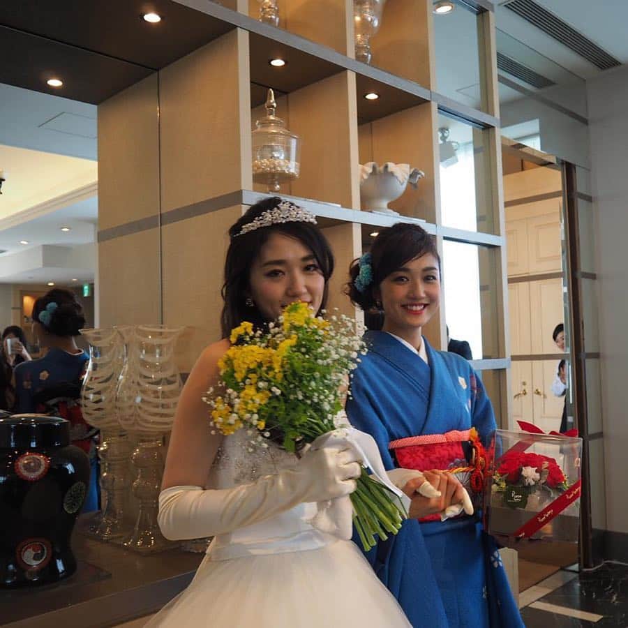 神田咲実さんのインスタグラム写真 - (神田咲実Instagram)「2019/4/6 * お誕生日おめでとう 可愛い妹よ🌸💕 * 写真は3年前の妹の結婚式💒 * 妹のためにデザインして チクチク手縫いで 一から作ったドレス👗✨ * 前日の夜中まで私の家で ドレスの調整🧐 両親への手紙が全然書けない🤯 そのくせ飲んじゃって🍻 楽しくなっちゃって🥴 ほぼ完徹で式に向かう新郎新婦🤵🏽👰🏻笑 * あの夜の3人のぐたぐたぶりは 結婚式前夜とは思えない くだらなく楽しい夜だった。笑 * 母になった今も 相変わらずの甘え上手で 幸せに家庭を築いている妹。 * 尊敬してるよ💫 * 本当の弟みたいな義弟と 自分の息子みたいな甥っ子を 私に作ってくれてありがとう🧡 * これからも その持ち前の愛嬌で 幸せな日々を歩んで行ってね😌 * #ケンカしても #最期の時まで #手を取り合って #一緒に生きてこうね #愛してるよ * #そして #こんな宝物を私に作ってくれた #両親に感謝 #HBD #love#mylittlesister」4月6日 20時56分 - sakimikanda