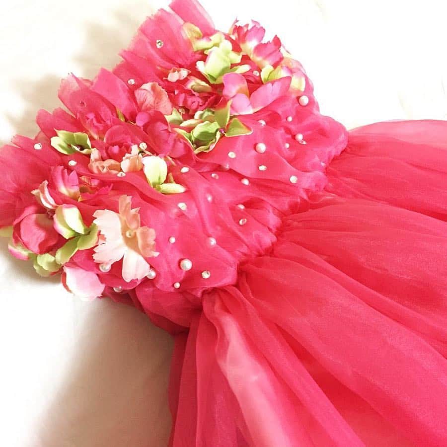 神田咲実さんのインスタグラム写真 - (神田咲実Instagram)「2019/4/6 * お誕生日おめでとう 可愛い妹よ🌸💕 * 写真は3年前の妹の結婚式💒 * 妹のためにデザインして チクチク手縫いで 一から作ったドレス👗✨ * 前日の夜中まで私の家で ドレスの調整🧐 両親への手紙が全然書けない🤯 そのくせ飲んじゃって🍻 楽しくなっちゃって🥴 ほぼ完徹で式に向かう新郎新婦🤵🏽👰🏻笑 * あの夜の3人のぐたぐたぶりは 結婚式前夜とは思えない くだらなく楽しい夜だった。笑 * 母になった今も 相変わらずの甘え上手で 幸せに家庭を築いている妹。 * 尊敬してるよ💫 * 本当の弟みたいな義弟と 自分の息子みたいな甥っ子を 私に作ってくれてありがとう🧡 * これからも その持ち前の愛嬌で 幸せな日々を歩んで行ってね😌 * #ケンカしても #最期の時まで #手を取り合って #一緒に生きてこうね #愛してるよ * #そして #こんな宝物を私に作ってくれた #両親に感謝 #HBD #love#mylittlesister」4月6日 20時56分 - sakimikanda