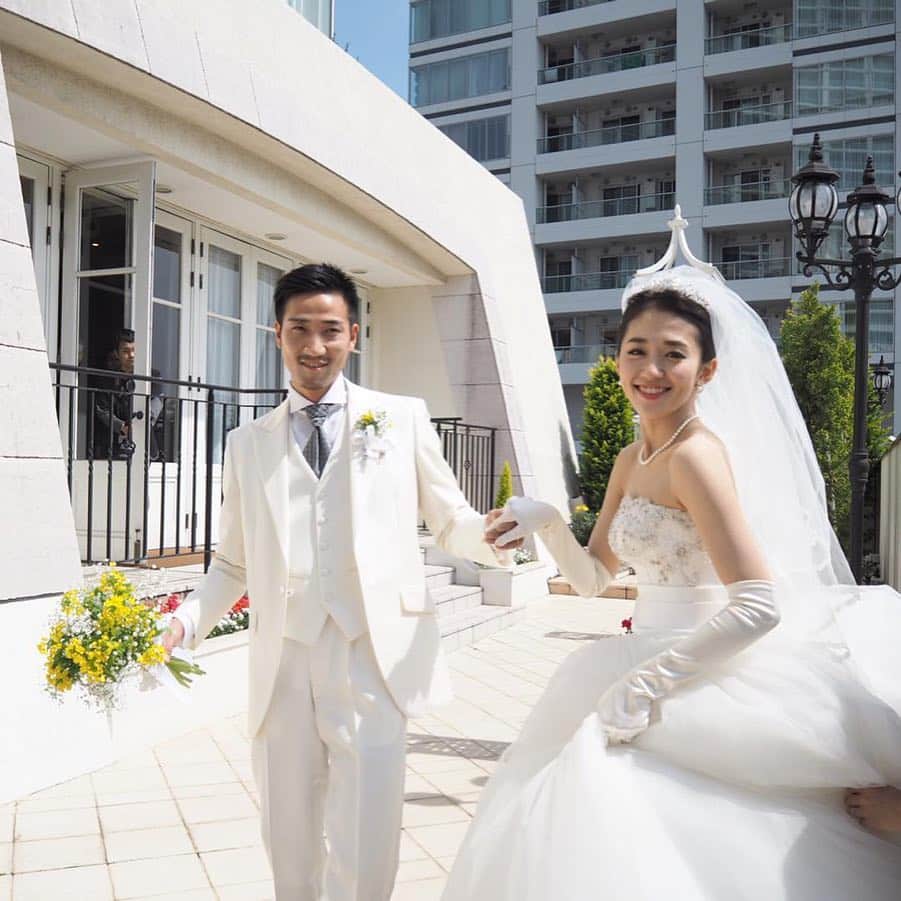 神田咲実さんのインスタグラム写真 - (神田咲実Instagram)「2019/4/6 * お誕生日おめでとう 可愛い妹よ🌸💕 * 写真は3年前の妹の結婚式💒 * 妹のためにデザインして チクチク手縫いで 一から作ったドレス👗✨ * 前日の夜中まで私の家で ドレスの調整🧐 両親への手紙が全然書けない🤯 そのくせ飲んじゃって🍻 楽しくなっちゃって🥴 ほぼ完徹で式に向かう新郎新婦🤵🏽👰🏻笑 * あの夜の3人のぐたぐたぶりは 結婚式前夜とは思えない くだらなく楽しい夜だった。笑 * 母になった今も 相変わらずの甘え上手で 幸せに家庭を築いている妹。 * 尊敬してるよ💫 * 本当の弟みたいな義弟と 自分の息子みたいな甥っ子を 私に作ってくれてありがとう🧡 * これからも その持ち前の愛嬌で 幸せな日々を歩んで行ってね😌 * #ケンカしても #最期の時まで #手を取り合って #一緒に生きてこうね #愛してるよ * #そして #こんな宝物を私に作ってくれた #両親に感謝 #HBD #love#mylittlesister」4月6日 20時56分 - sakimikanda