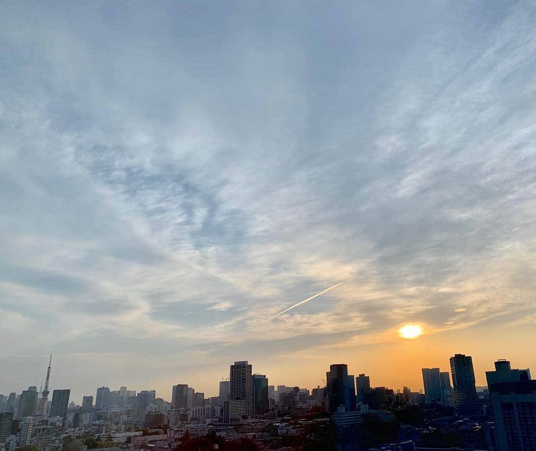 高原愛のインスタグラム：「今日も一日ありがとう。明日も良い一日が過ごせますように…前よりも小さな幸せを感じれるようになった。見たい世界も行きたい国もいっぱいある。会いたい人もいる。全てはLove and Peace!!😘❣️朝6時の朝陽と飛行機雲と東京タワー🗼  #loveandpeace#tokyo#tokyolife#tokyotower#japan#dream#love#sunrise#sun#beautiful#sky#朝焼け#朝陽#朝日#東京タワー#飛行機雲#出逢いに感謝#❤️」