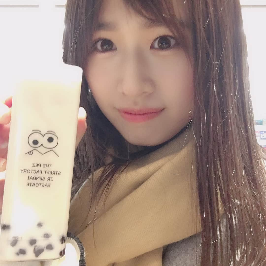 佐藤朱さんのインスタグラム写真 - (佐藤朱Instagram)「前に行った、仙台のタピオカ屋さん。今はPARCOのポップアップストアで販売してるよ〜 . フレーバーの種類がたくさん！！日替わりだったりする👀 . ちなみに白い方はNYチーズケーキミルクで、赤い方はカシス系。美味しかったよ〜 ボトルもかわいすぎるよね😍😍 #THEPEZSTREETFACTORY #仙台駅 #タピオカ」4月6日 20時57分 - akari_miyagi