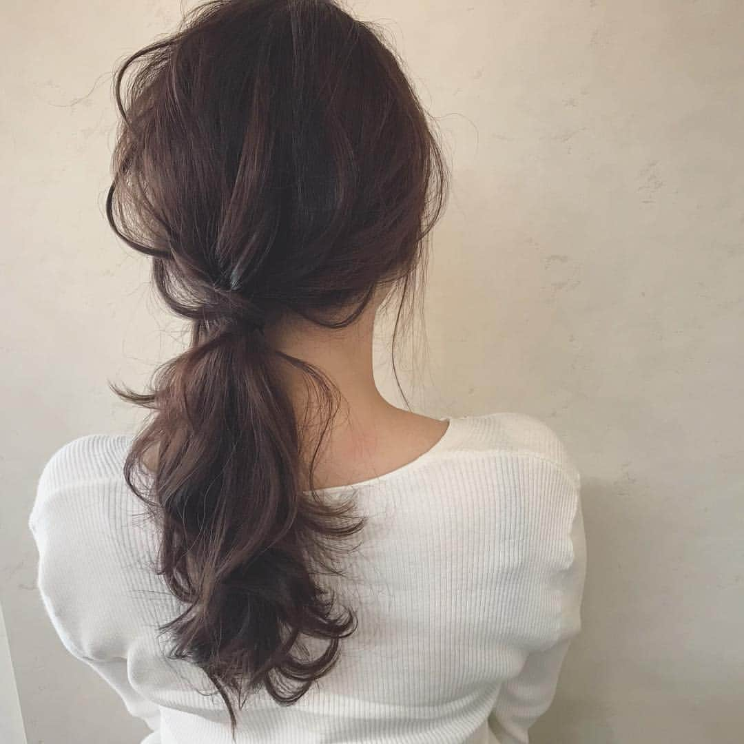 kumaのインスタグラム：「毛先32ミリで巻いて下めに結んで 暑い日もすっきり！ . #kuma_style  #hair #hairstyle  #ヘアアレンジ」