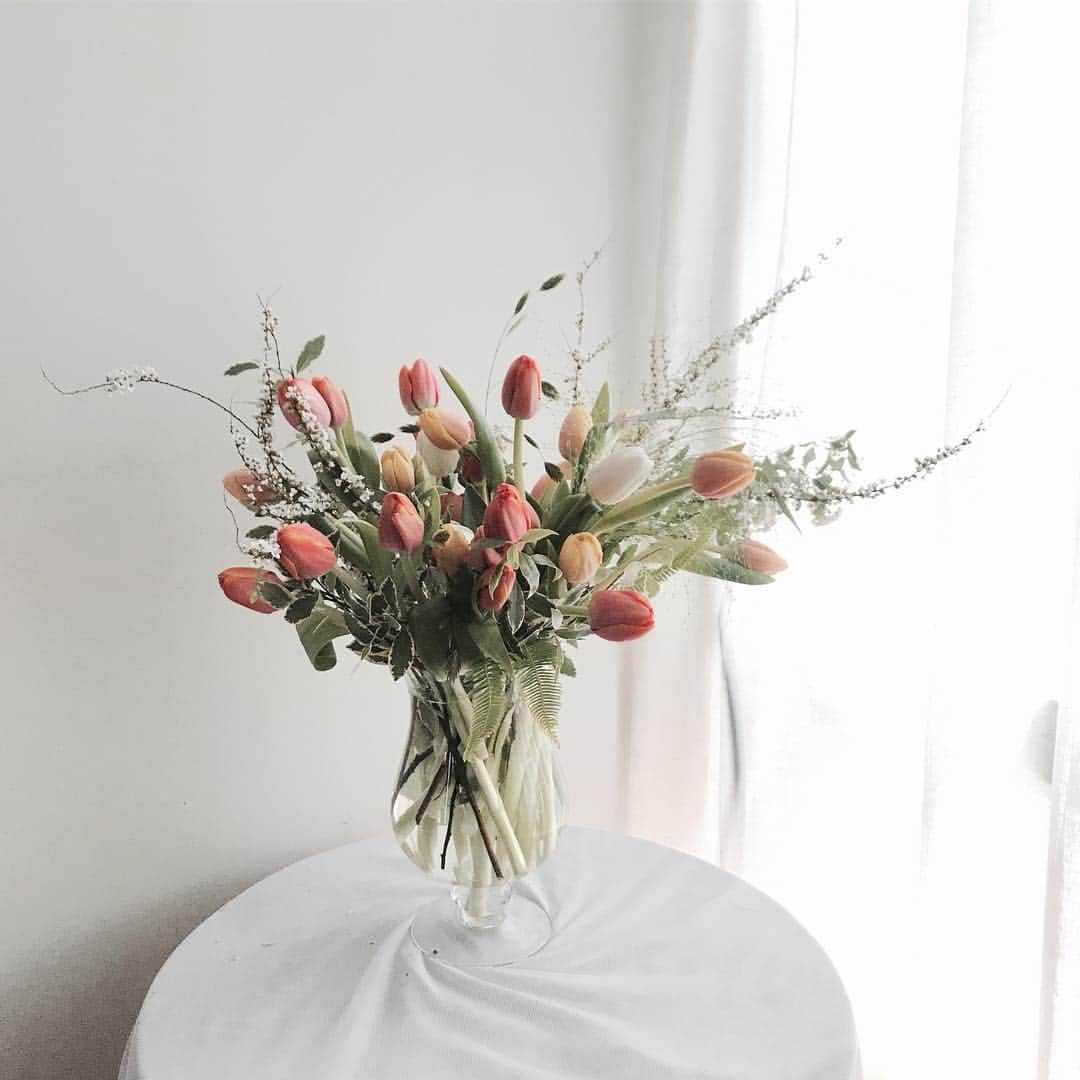 플로리스트 이주연 florist Lee Ju Yeonさんのインスタグラム写真 - (플로리스트 이주연 florist Lee Ju YeonInstagram)「. . #화병꽂이 #vasearrangement . . 항상 찾아주셔서 진심으로 감사해요 🧡 . #수업문의 #주문예약 #lesson #Order  Katalk ID vaness52 클래스상시모집 당일꽃주문가능 WeChat ID vaness_flower E-mail vanessflower@naver.com . 강남구 신사동 515-2 📞02-545-6813 . #vanessflower #florist #flowershop #handtied #flowerlesson #花束 #花束包装 #바네스플라워 #플라워카페 #플로리스트 #꽃다발 #부케 #플로리스트학원 #신사동꽃집 #신사역꽃집 #꽃꽂이수업 #플라워레슨 #꽃다발포장법 #꽃수업 #꽃주문 #하우스웨딩 #대관 #카페대관 #강남카페대관」4月6日 21時08分 - vanessflower