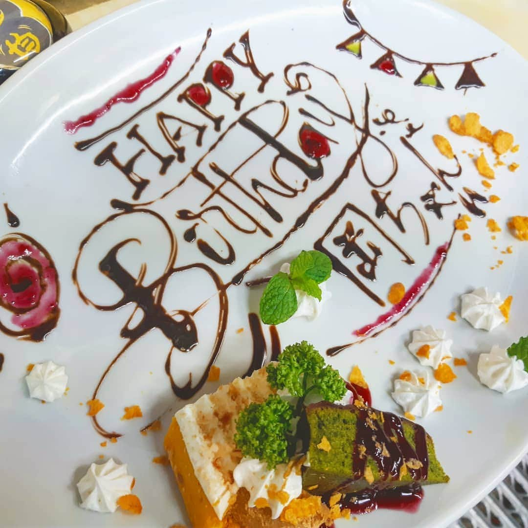 きんぱち難波店さんのインスタグラム写真 - (きんぱち難波店Instagram)「本日も誕生日のデザートプレート!! 誕生日祝いのお手伝い出来て本当に嬉しく思います😜👍 お客様も大変喜んでおり良かったです♪ いつでも受け付けておりますので、是非どーぞ!!!! #大阪 #おおさか #大阪居酒屋 #難波 #なんば #なんば居酒屋 #千日前 #個室 #個室居酒屋 #堀こたつ #均一 #食べ放題 #飲み放題 #食べ飲み放題 #食べ飲み放題難波 #デザートプレート #記念日 #誕生日 #happybirthday #お祝い #リクエスト #お手伝い」4月6日 21時09分 - kinpachi.8