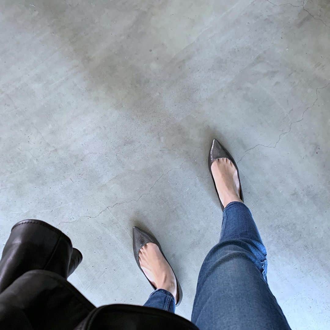 のインスタグラム：「このパンプスがとてもいい！！ プチプラのパンプスも良いのだけど、しっかりしたきちんとパンプスも持っていたいなと思い購入しました。 かっちり硬めのしっかりパンプス(良い意味で。以前持ってたチェンバーに形は似てる。)木型が合うのか、足がラクなのです！ ライダースとも合うねー♡♡ @styledeli_official . #アラフォーママ #アラフォーファッション #ママファッションプチプラ #ママスタイル #ママさんと繋がりたい #ママスタグラム #ワーキングママ #コーディネート #アラフォーコーディネート #アラフォーママコーデ #コーデ女子 #locari #jマダムのおしゃれ #春コーデ」