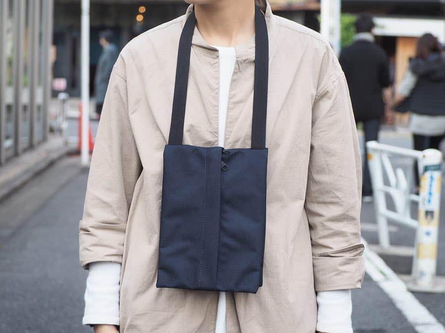 のインスタグラム：「【NEW ARRIVAL】 〈WEWILL × PORTER〉 “LAX BAG ” ・ 2019SSシーズンより、B印 YOSHIDAで新たに取り扱いをスタートした〈WEWILL(ウィーウィル)〉より、ラクスバッグをご紹介します。 ・ 長方形のバッグを２つ折りにしたようなこのバッグは、フロントからバックまでセンターに設けられたダブルジップが特徴的なデザイン。 ・ スマートフォンやウォレットなどを収納し、手ぶらでの外出にオススメ。 アクセサリー感覚で使用出来る、ネックショルダーバッグ。 ・ またこれからのシーズン、シンプルな装いにもアクセントを加えてくれる一品です。 是非店頭にてお試し下さい。 ・ COLOR:OLIVE.NAVY.BLACK ¥14,000+TAX ・ 【WEWILL(ウィーウィル】 「静かに、惹きつける服」 シンプルなデザインと上質な素材、考え抜かれたカッティング。上品さのなかにどこか可愛らしさが発見できる男性服。 Designer：福薗英貴（ふくぞの ひでたか） 1976年熊本県出身。2002年、アントワープ王立芸術学院を卒業。その後幾つかのアパレルブランドのディレクターを経て、2017AWシーズンより WEWILL を始動する。2018年7月WEWILL初の旗艦店「WEWILL GINZA」を銀座1丁目にオープンする。  #bjirushiyoshida #B印YOSHIDA #代官山 #daikanyama #TOKYO #BEAMS #ビームス #yoshidakaban #吉田カバン #ポーター  #porter #비지루시요시다 #도쿄 #다이칸야마 #빔스 #빔즈 #포터 #데일리룩 #백팩 #WEWILL #ウィーウィル」