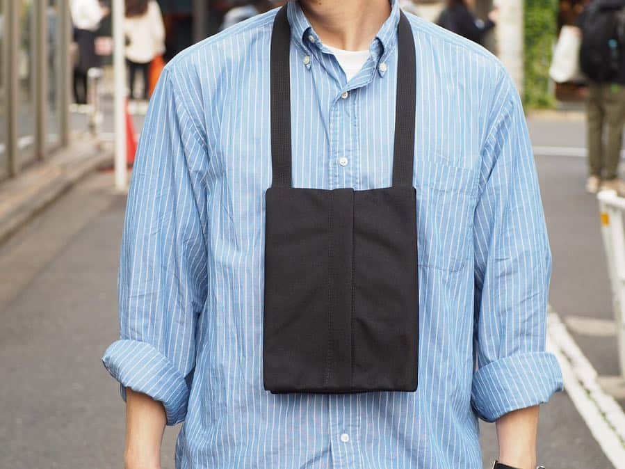 のインスタグラム：「【NEW ARRIVAL】 〈WEWILL × PORTER〉 “LAX BAG ” ・ 2019SSシーズンより、B印 YOSHIDAで新たに取り扱いをスタートした〈WEWILL(ウィーウィル)〉より、ラクスバッグをご紹介します。 ・ 長方形のバッグを２つ折りにしたようなこのバッグは、フロントからバックまでセンターに設けられたダブルジップが特徴的なデザイン。 ・ スマートフォンやウォレットなどを収納し、手ぶらでの外出にオススメ。 アクセサリー感覚で使用出来る、ネックショルダーバッグ。 ・ またこれからのシーズン、シンプルな装いにもアクセントを加えてくれる一品です。 是非店頭にてお試し下さい。 ・ COLOR:OLIVE.NAVY.BLACK ¥14,000+TAX ・ 【WEWILL(ウィーウィル】 「静かに、惹きつける服」 シンプルなデザインと上質な素材、考え抜かれたカッティング。上品さのなかにどこか可愛らしさが発見できる男性服。 Designer：福薗英貴（ふくぞの ひでたか） 1976年熊本県出身。2002年、アントワープ王立芸術学院を卒業。その後幾つかのアパレルブランドのディレクターを経て、2017AWシーズンより WEWILL を始動する。2018年7月WEWILL初の旗艦店「WEWILL GINZA」を銀座1丁目にオープンする。  #bjirushiyoshida #B印YOSHIDA #代官山 #daikanyama #TOKYO #BEAMS #ビームス #yoshidakaban #吉田カバン #ポーター  #porter #비지루시요시다 #도쿄 #다이칸야마 #빔스 #빔즈 #포터 #데일리룩 #백팩 #WEWILL #ウィーウィル」