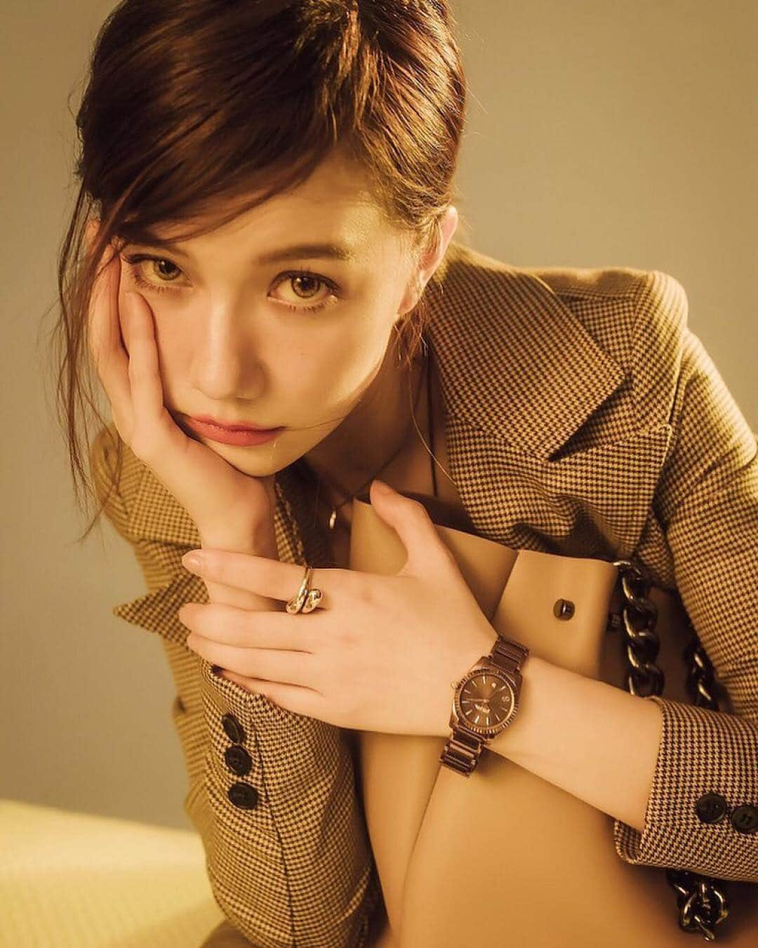 フォリフォリさんのインスタグラム写真 - (フォリフォリInstagram)「Make a tone sur tone outfit a fashion statement with your unique accessories. Discover now Chronos Tales watch, City Vibes bag and Style Drops jewellery in-store and online. #FolliFollie #ChronosTales #CityVibes #StyleDrops #style #BeFolliFollie」4月6日 21時05分 - follifollie