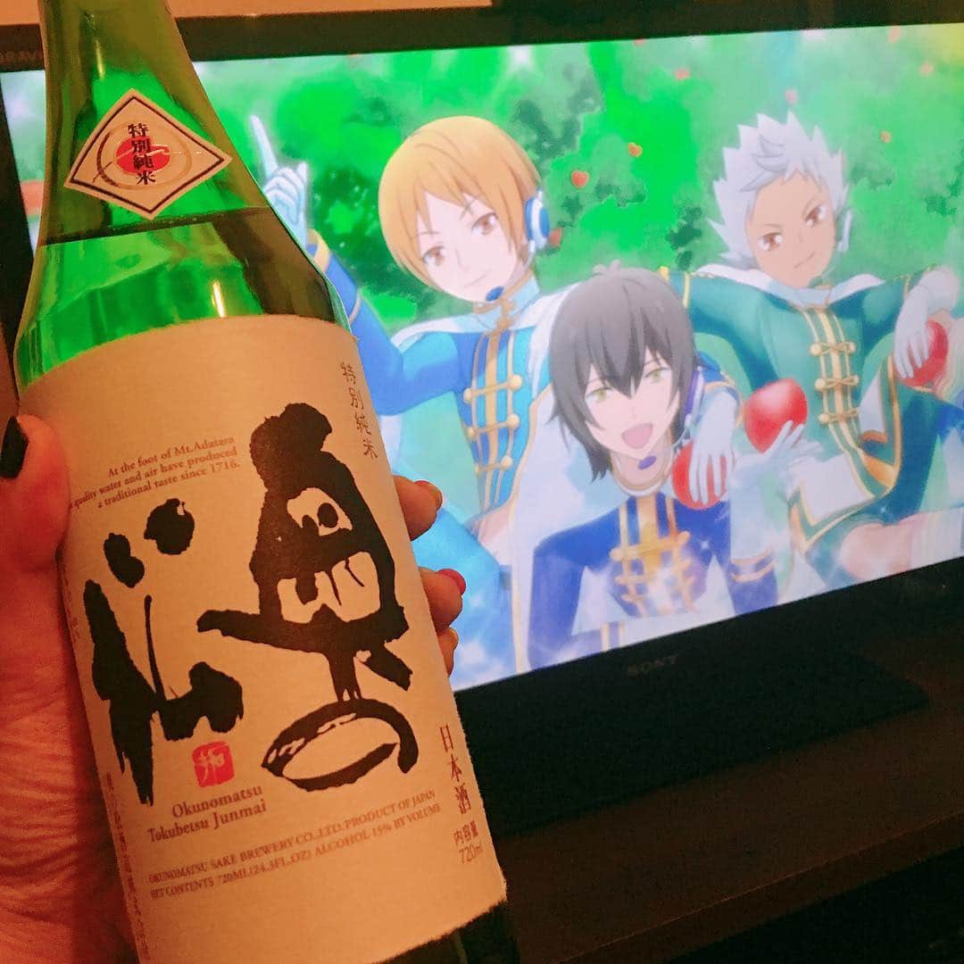 金巻ともこさんのインスタグラム写真 - (金巻ともこInstagram)「ベランダ花見。この家に内見に来た時、ちょうど桜が満開でそれ見てこの部屋に決めたんだよな。あれから3年か。 そこからの炊き込みごはん（なに食べリクエスト）、そしてキンプリ。 ＊＊＊ 炊き込みごはんはかにかまと油揚げときのこ。あとは差し入れでもらった鯖缶に、トマトとほうれん草でチーズ焼き、シーフードミックスとえのきとしらすでアヒージョ、キャロットラペ。ベランダでは、ソフトサラミと水茄子とイカ明太です。 ＊ あとで炊き込みごはん別投稿しよっとw #花見 #おうちごはん #炊き込みごはん #キャロットラペ #アヒージョ #おうちごはん金巻」4月6日 21時06分 - tomotomoco