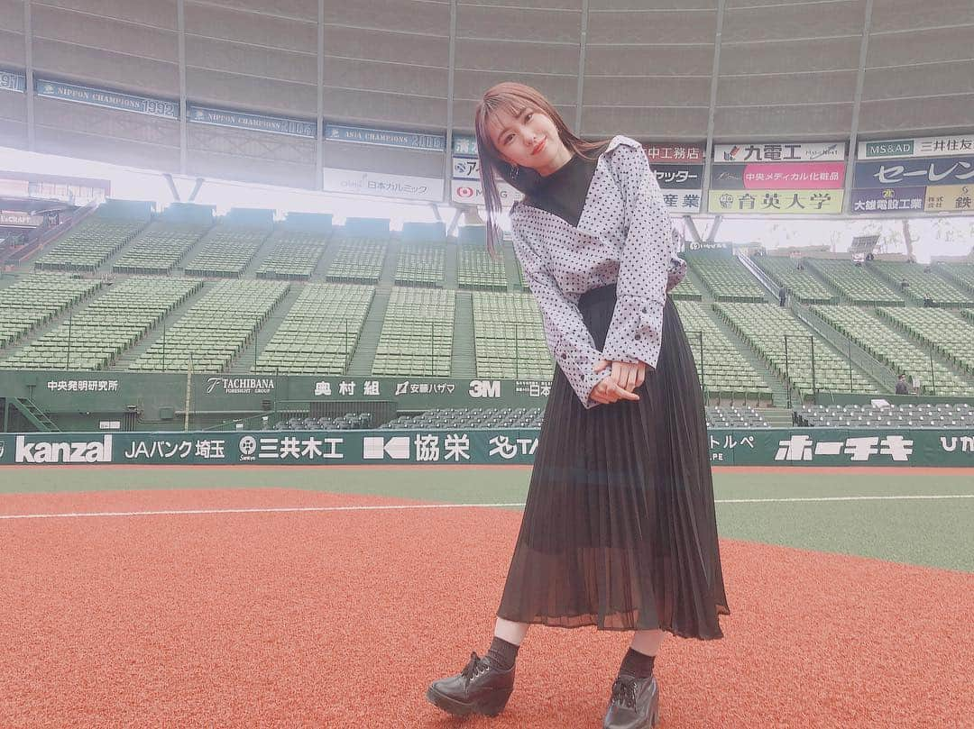 熊崎晴香さんのインスタグラム写真 - (熊崎晴香Instagram)「﻿ ﻿ 🖤🖤🖤﻿ ﻿ #ootd #black #skirt #gogosing #メットライフドーム #握手会 #thankyou」4月6日 21時17分 - kumakuma9810